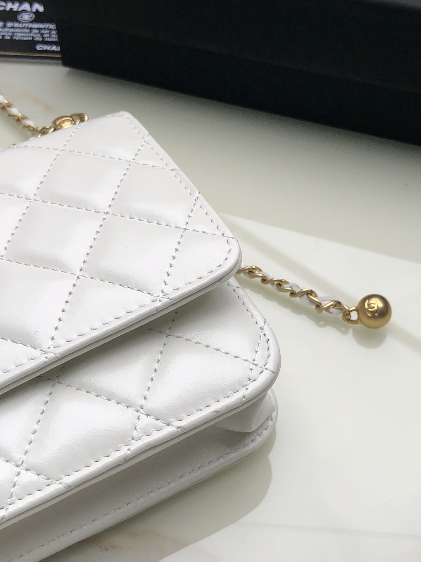 Ch*el CLASSIC WALLET ON CHAIN WHITE 4.8 × 7.5 × 1.4 in