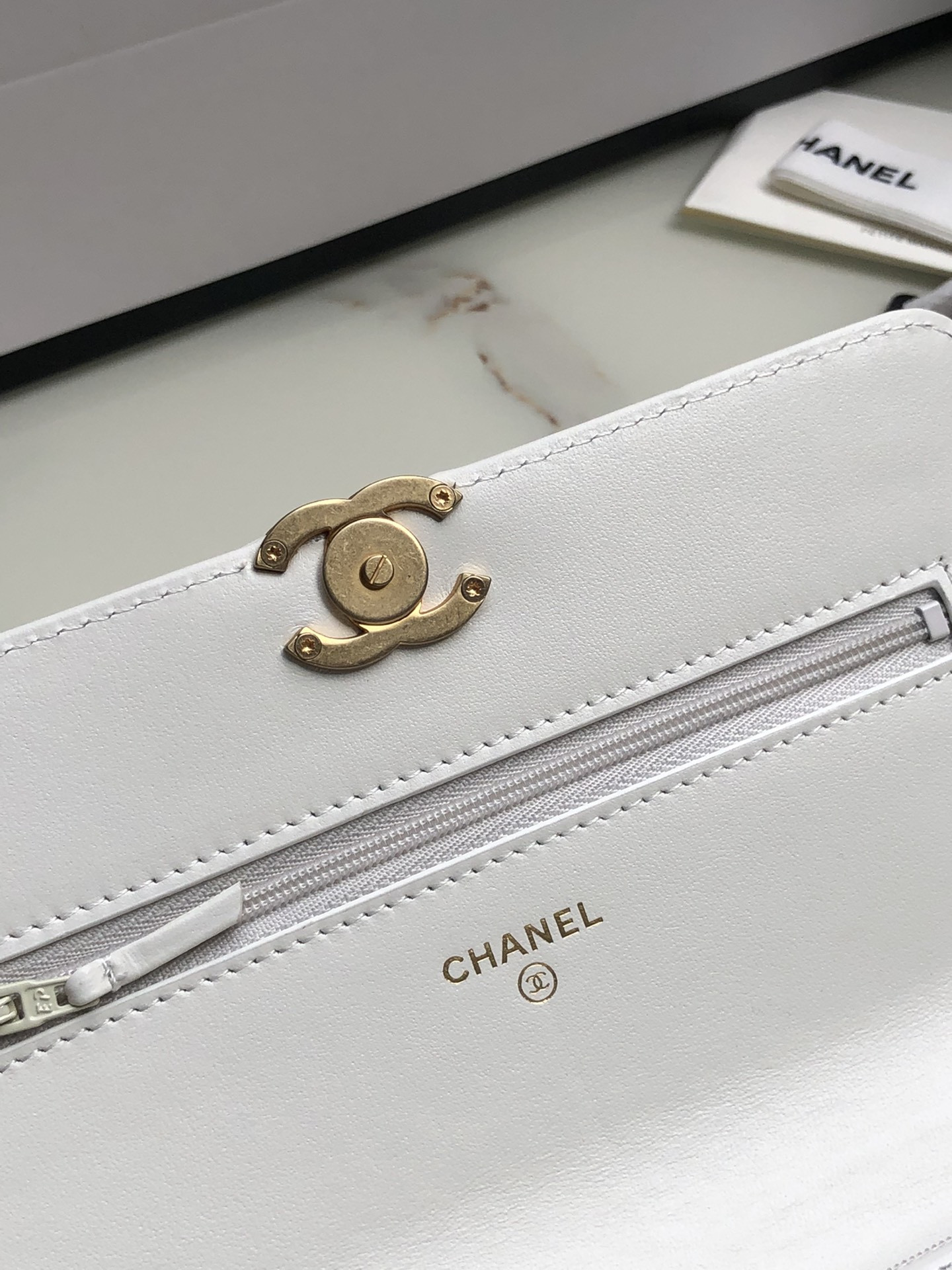 Ch*el CLASSIC WALLET ON CHAIN WHITE 4.8 × 7.5 × 1.4 in