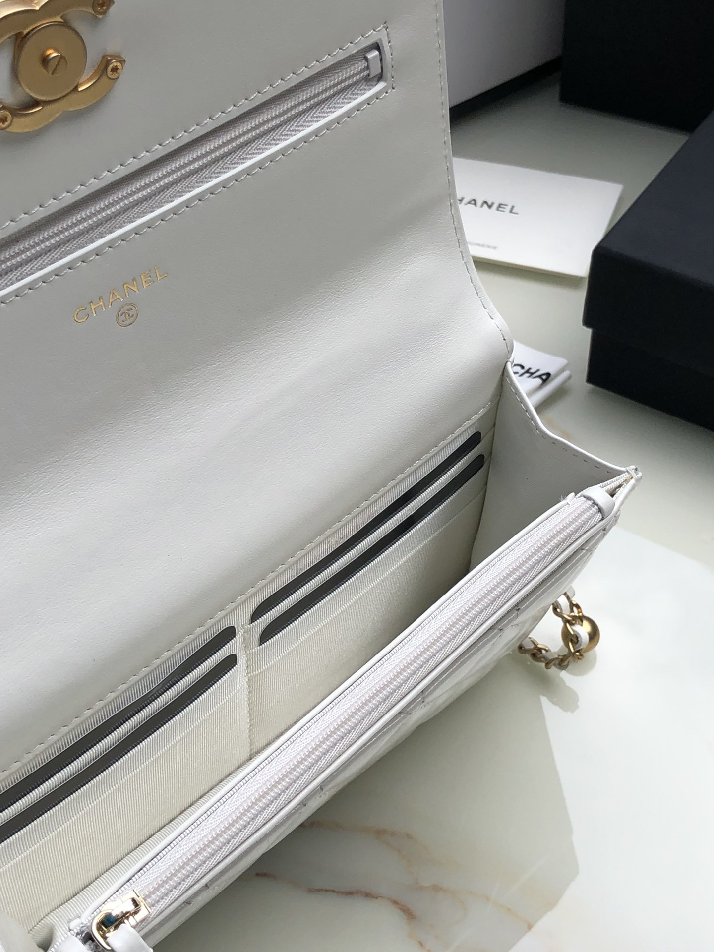 Ch*el CLASSIC WALLET ON CHAIN WHITE 4.8 × 7.5 × 1.4 in
