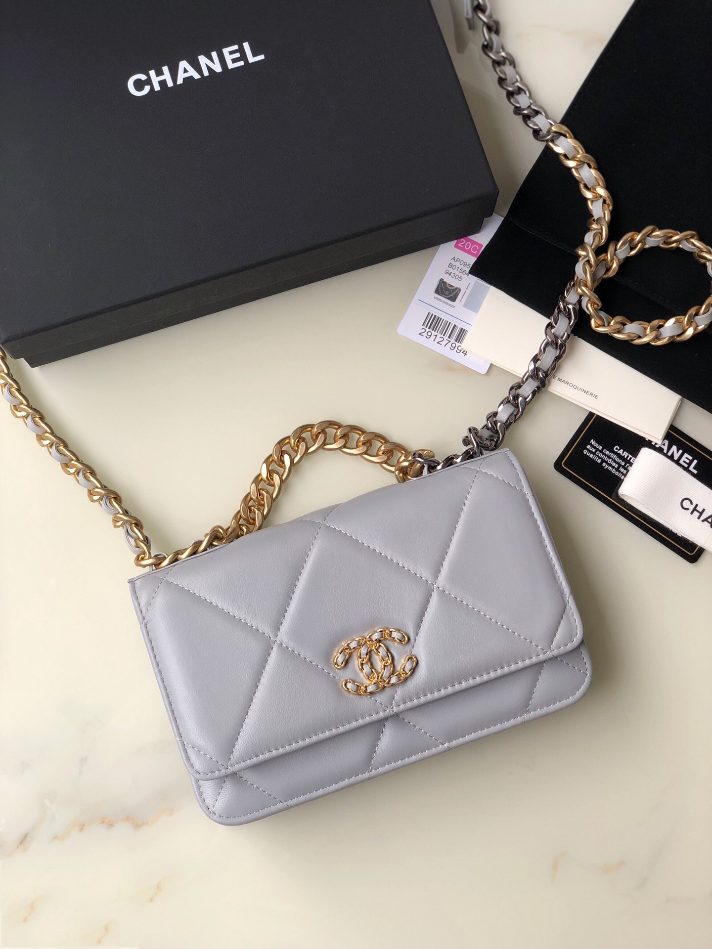 Ch*el CLASSIC WALLET ON CHAIN 4.8 × 7.5 × 1.4 in