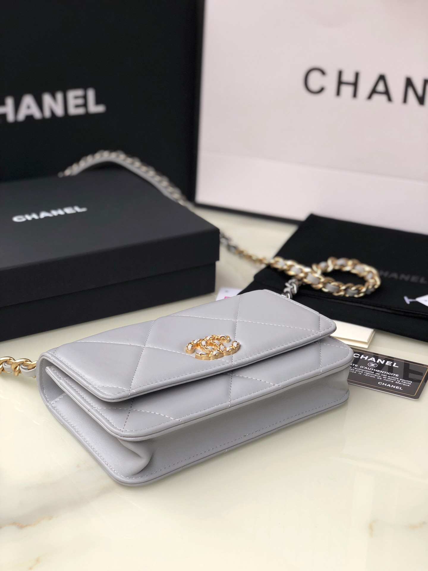 Ch*el CLASSIC WALLET ON CHAIN 4.8 × 7.5 × 1.4 in