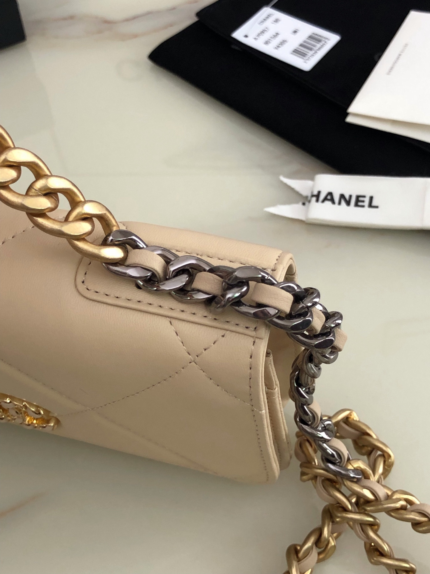 Ch*el CLASSIC WALLET ON CHAIN 4.8 × 7.5 × 1.4 in