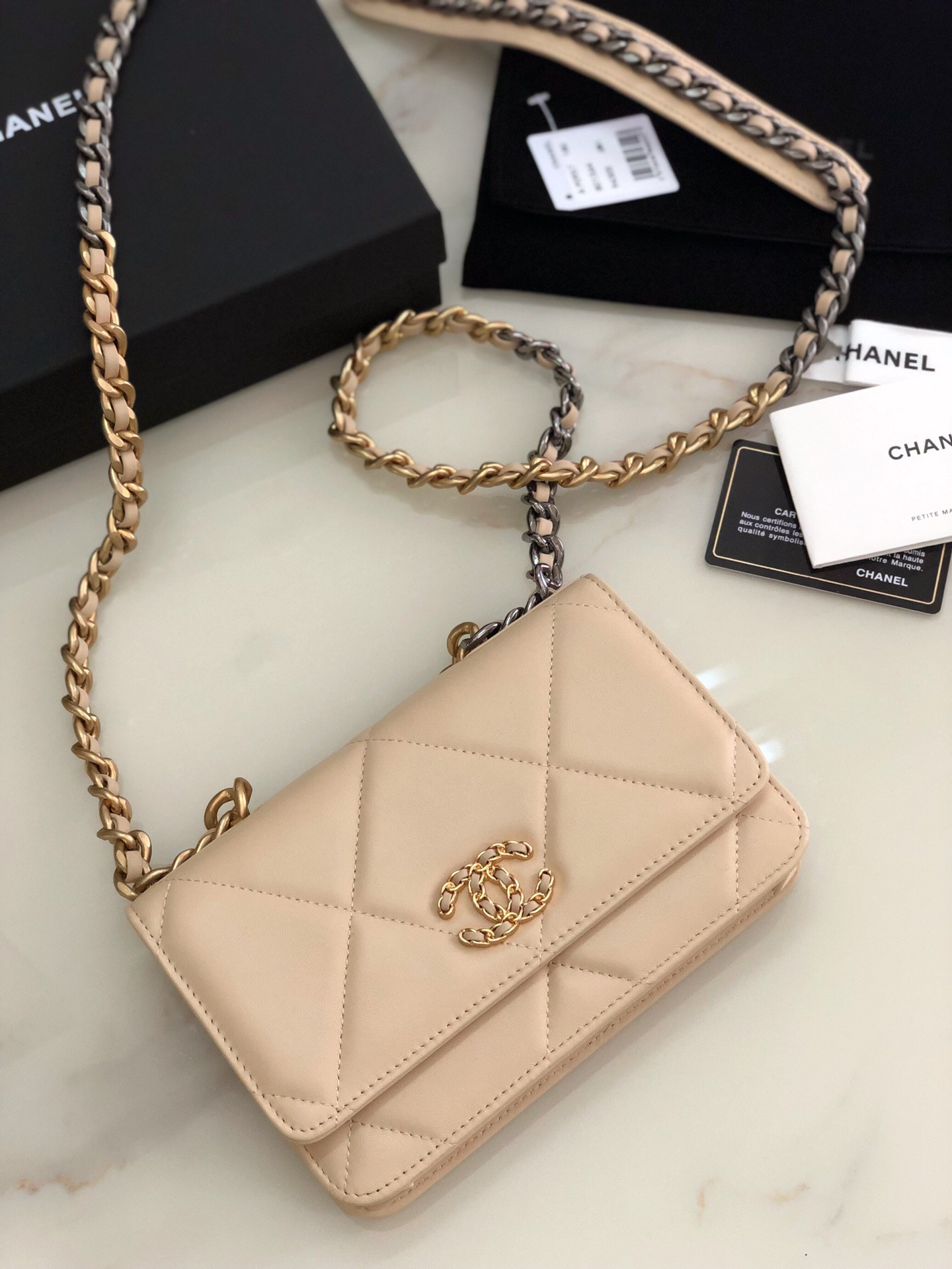 Ch*el CLASSIC WALLET ON CHAIN 4.8 × 7.5 × 1.4 in