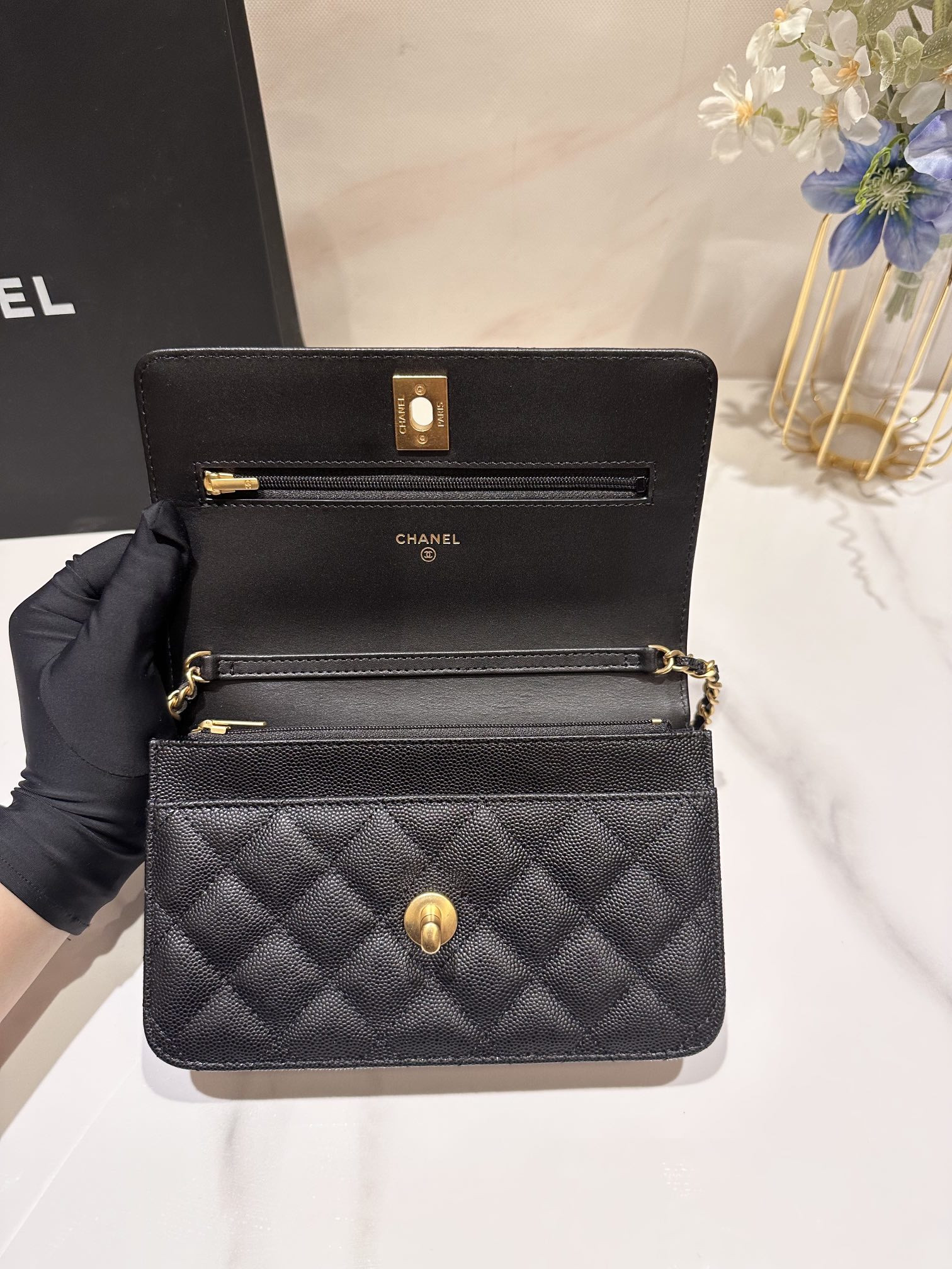 Ch*el CLASSIC WALLET ON CHAIN 4.8 × 7.5 × 1.4 in