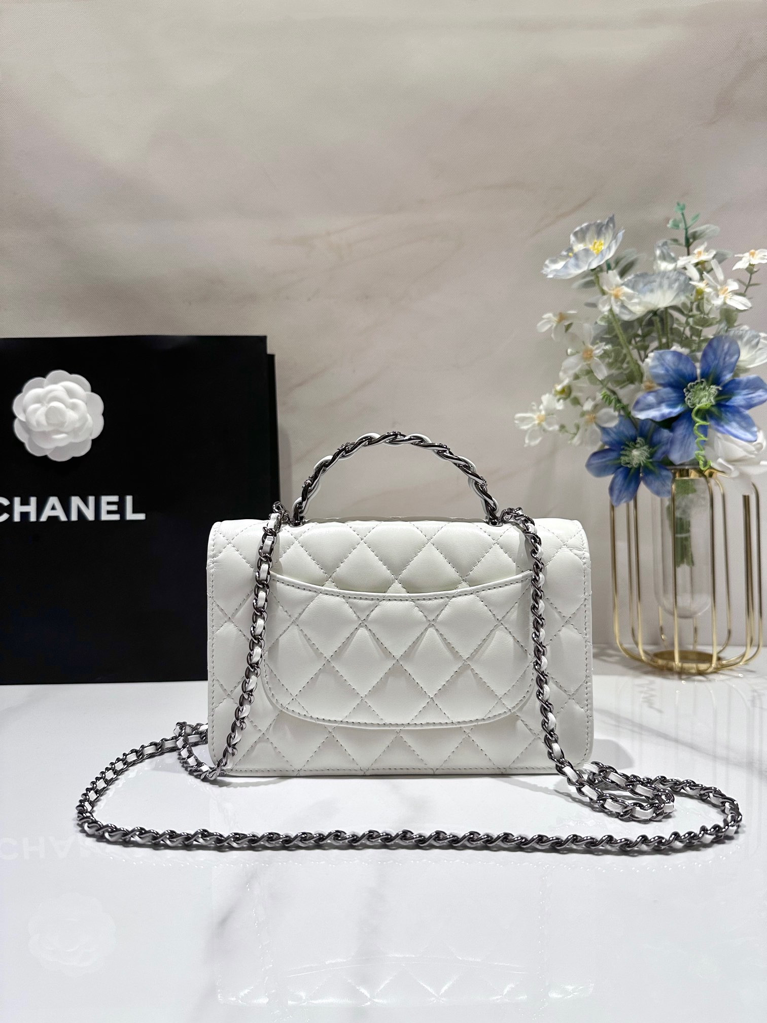 Ch*el CLASSIC WALLET ON CHAIN 4.8 × 7.5 × 1.4 in