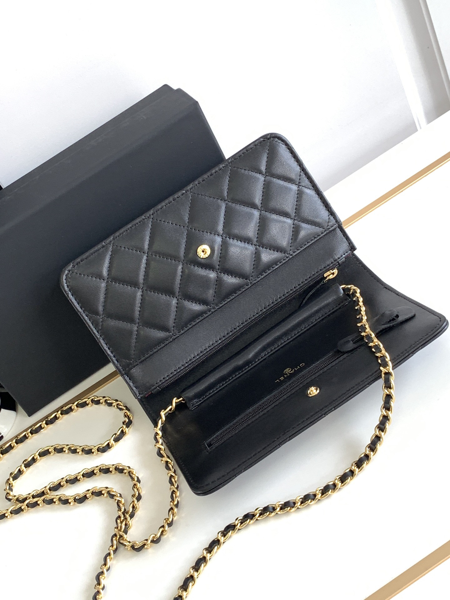 Ch*el CLASSIC WALLET ON CHAIN BLACK 4.8 × 7.5 × 1.4 in