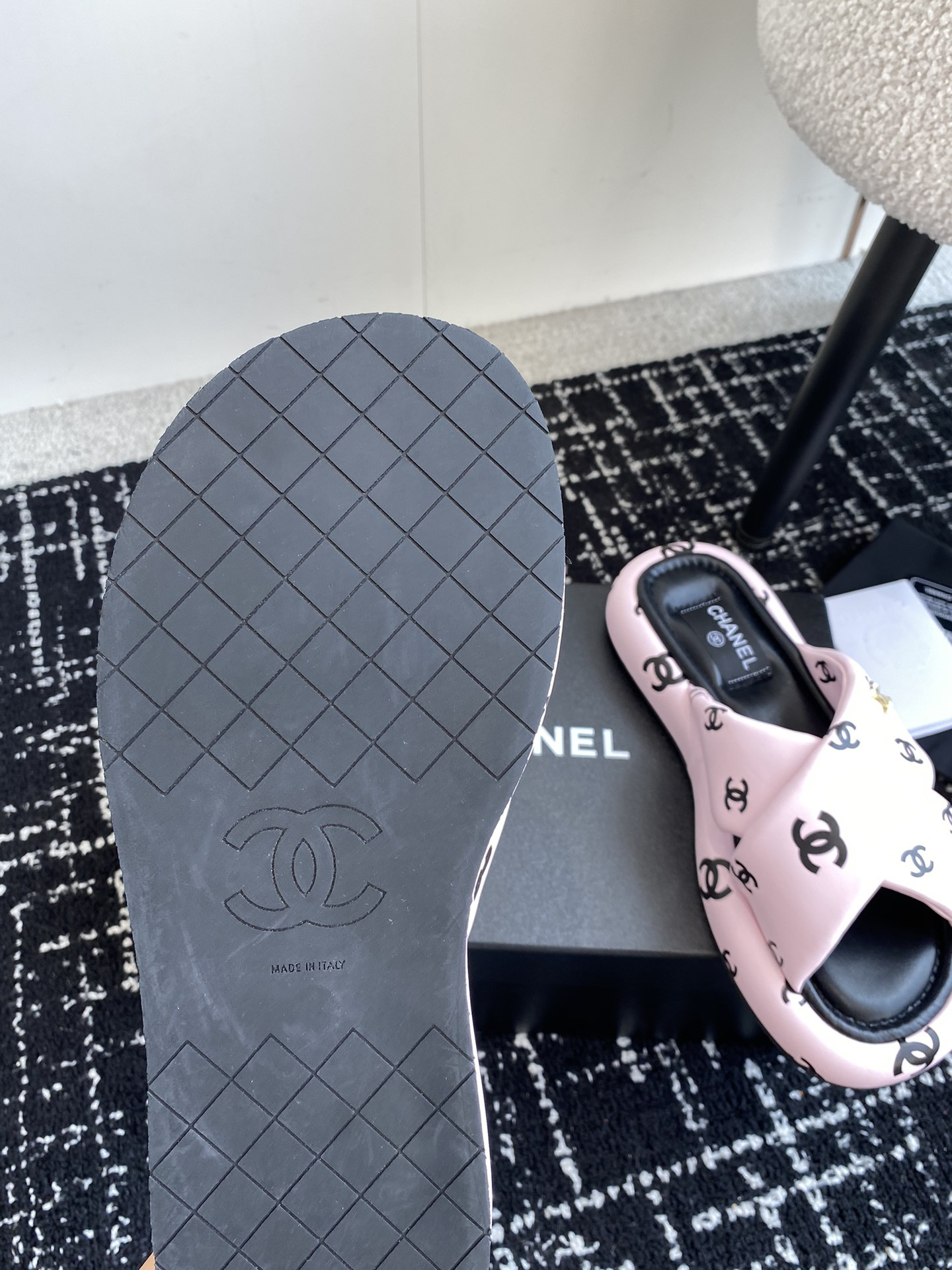 UA Ch*el SLIPPERS