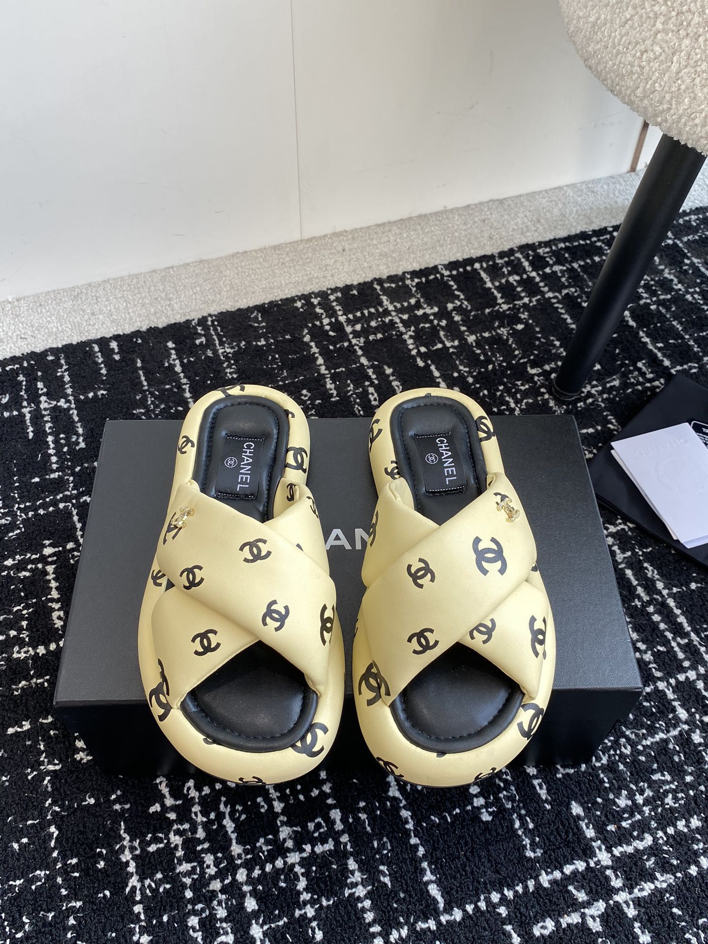 UA Ch*el SLIPPERS
