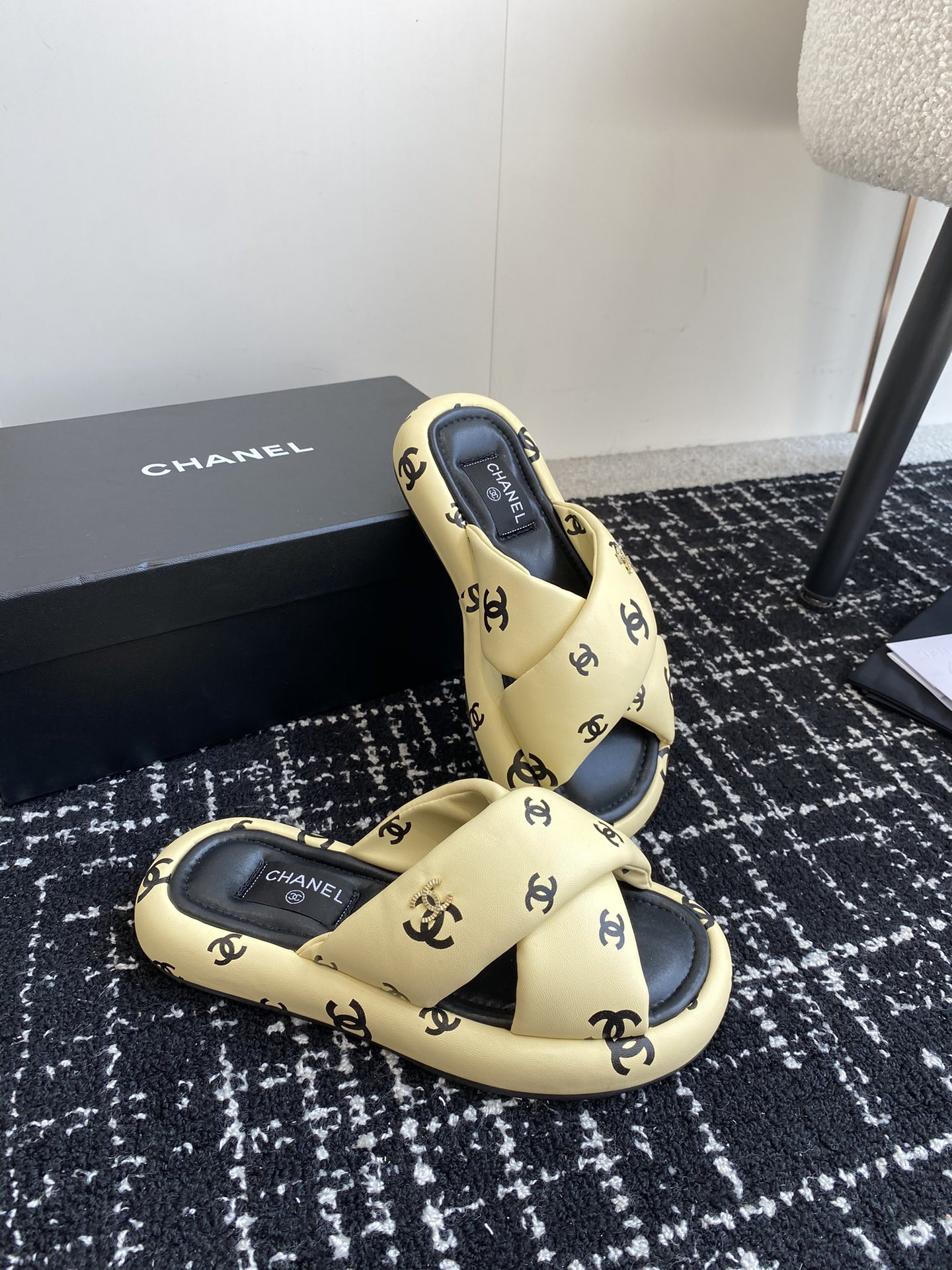 UA Ch*el SLIPPERS