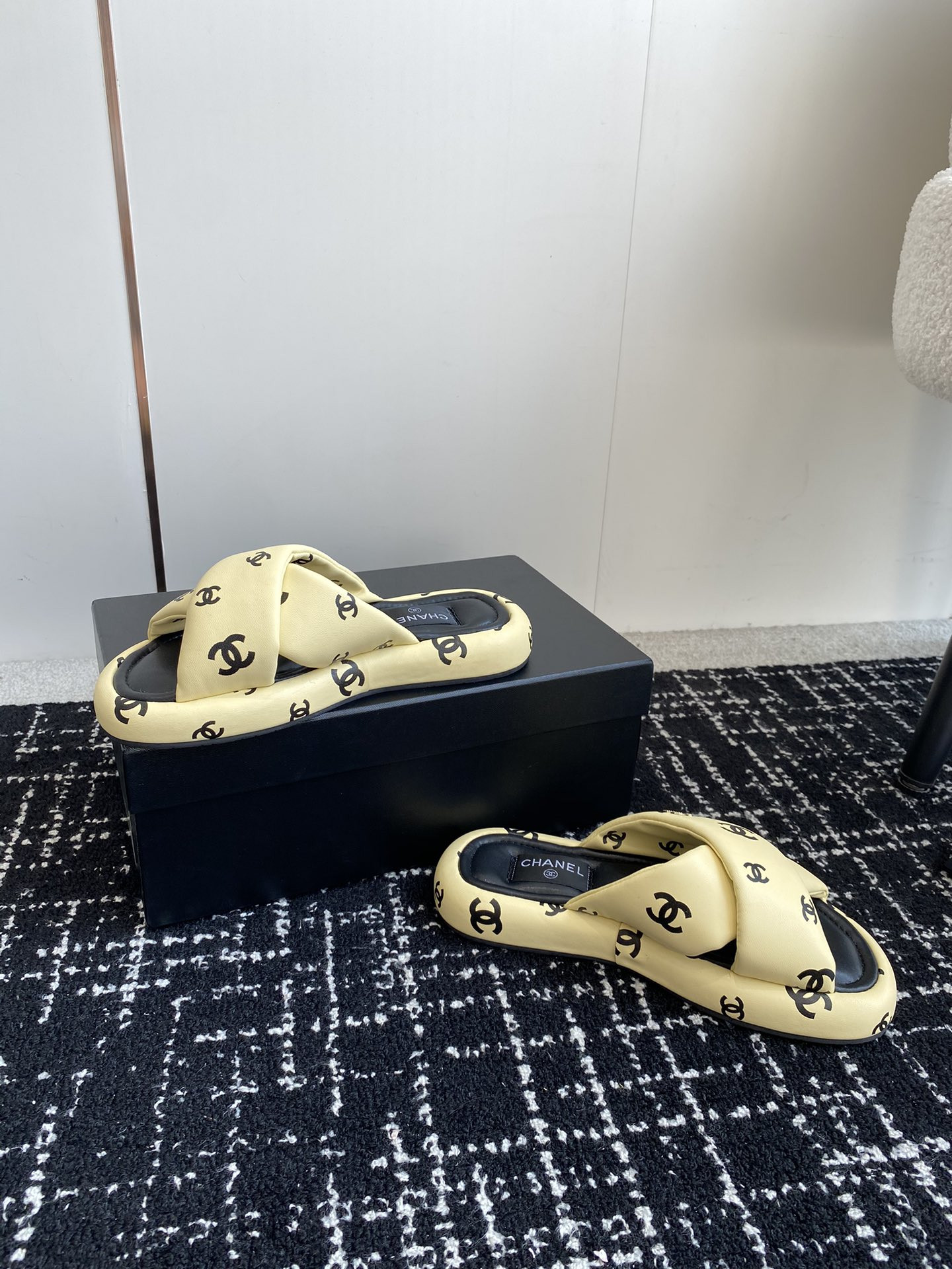 UA Ch*el SLIPPERS
