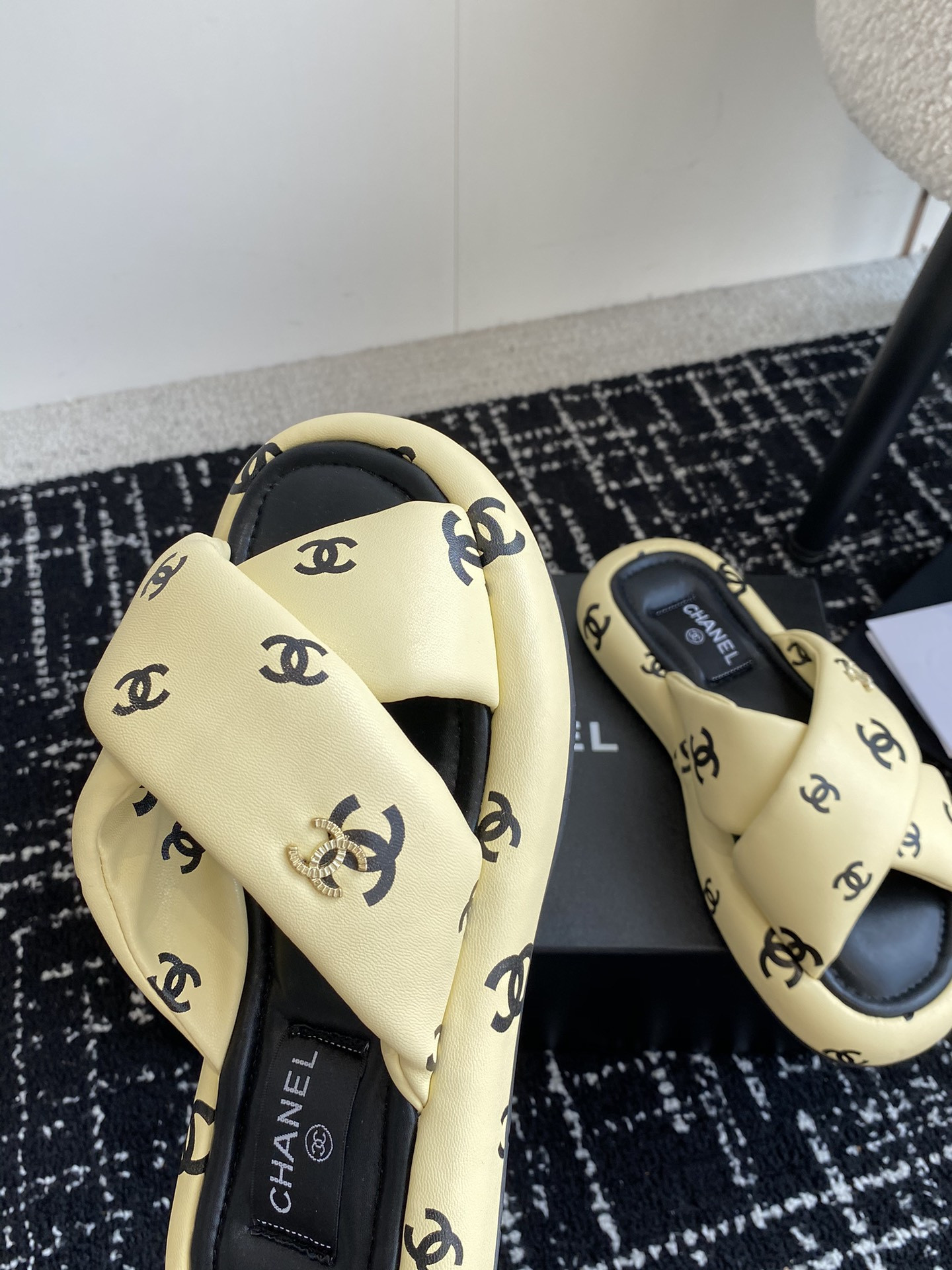 UA Ch*el SLIPPERS