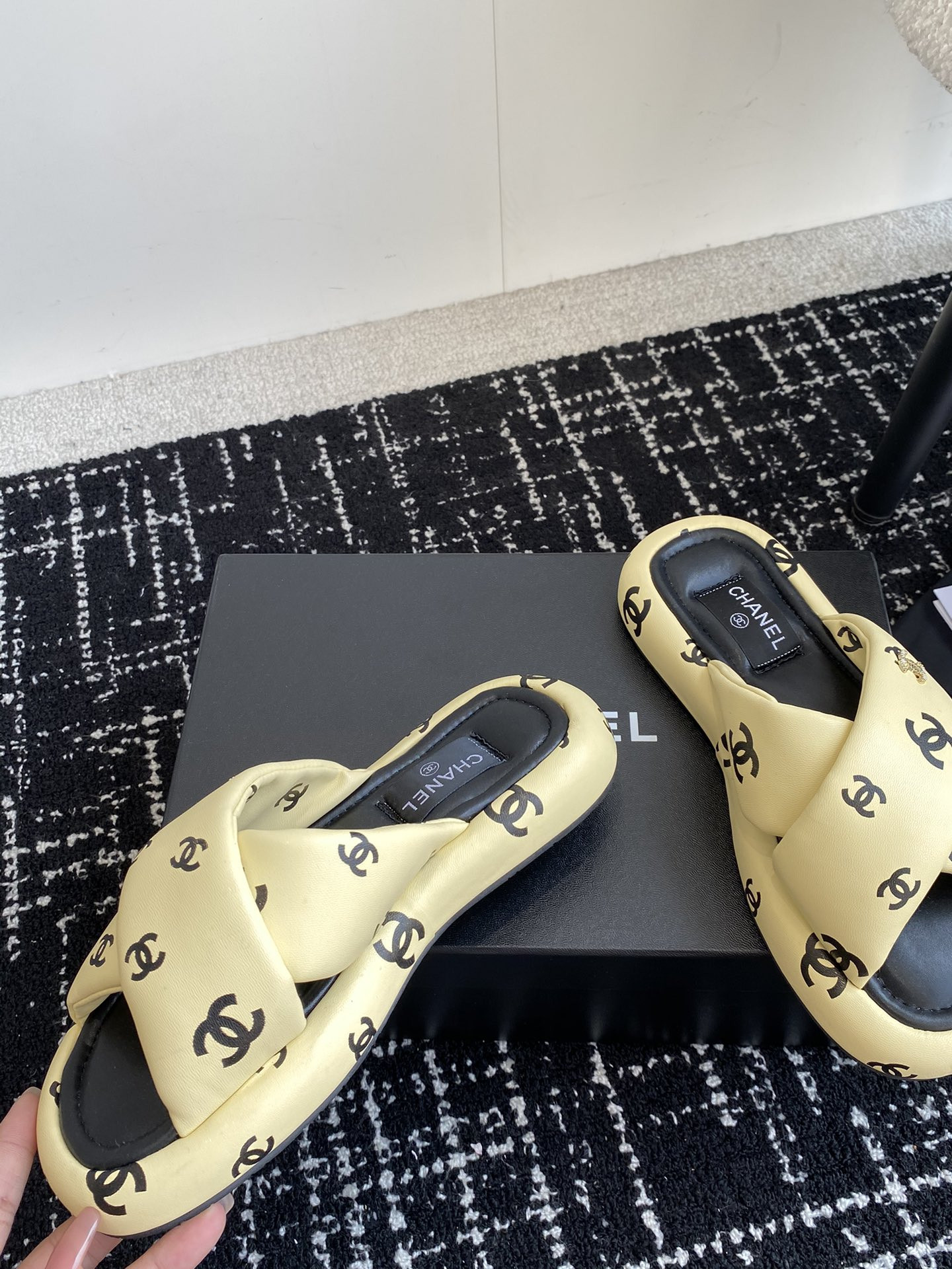 UA Ch*el SLIPPERS