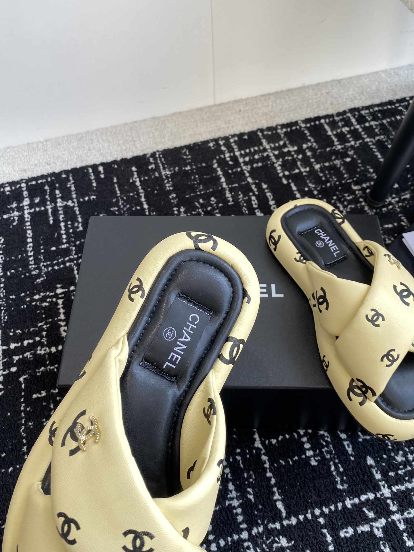 UA Ch*el SLIPPERS