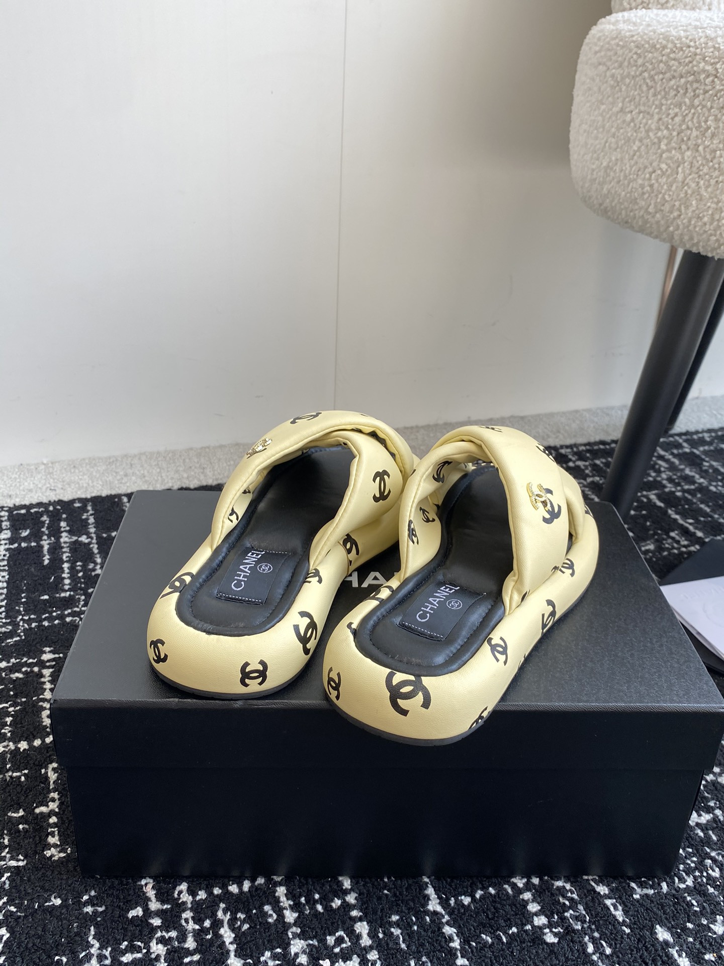 UA Ch*el SLIPPERS