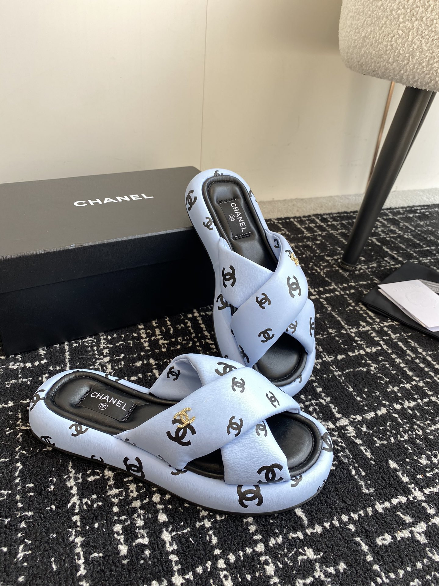 UA Ch*el SLIPPERS