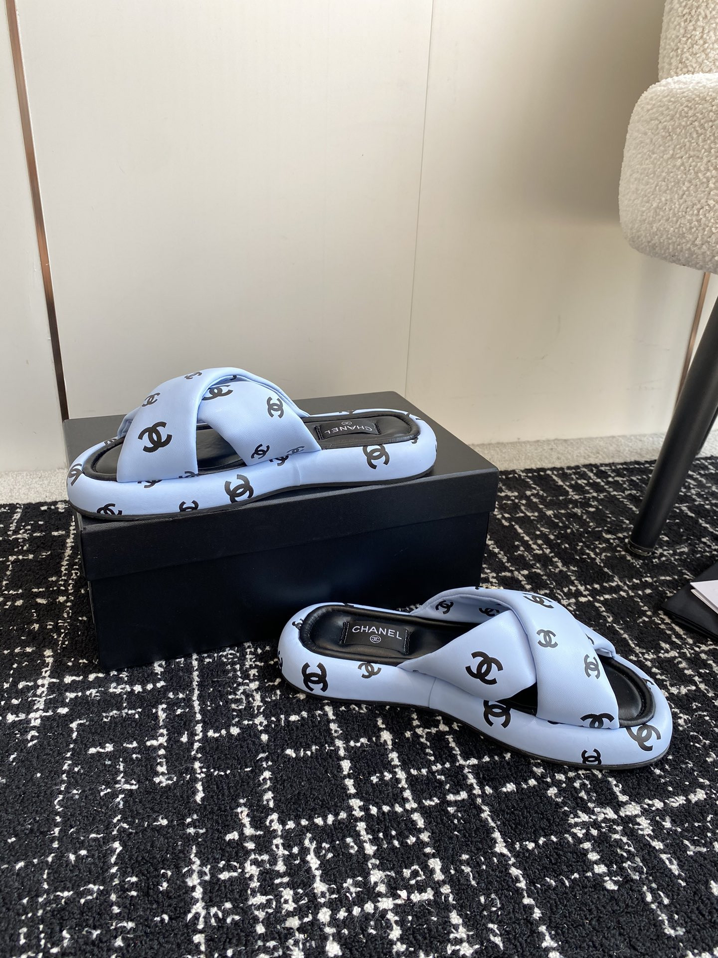 UA Ch*el SLIPPERS