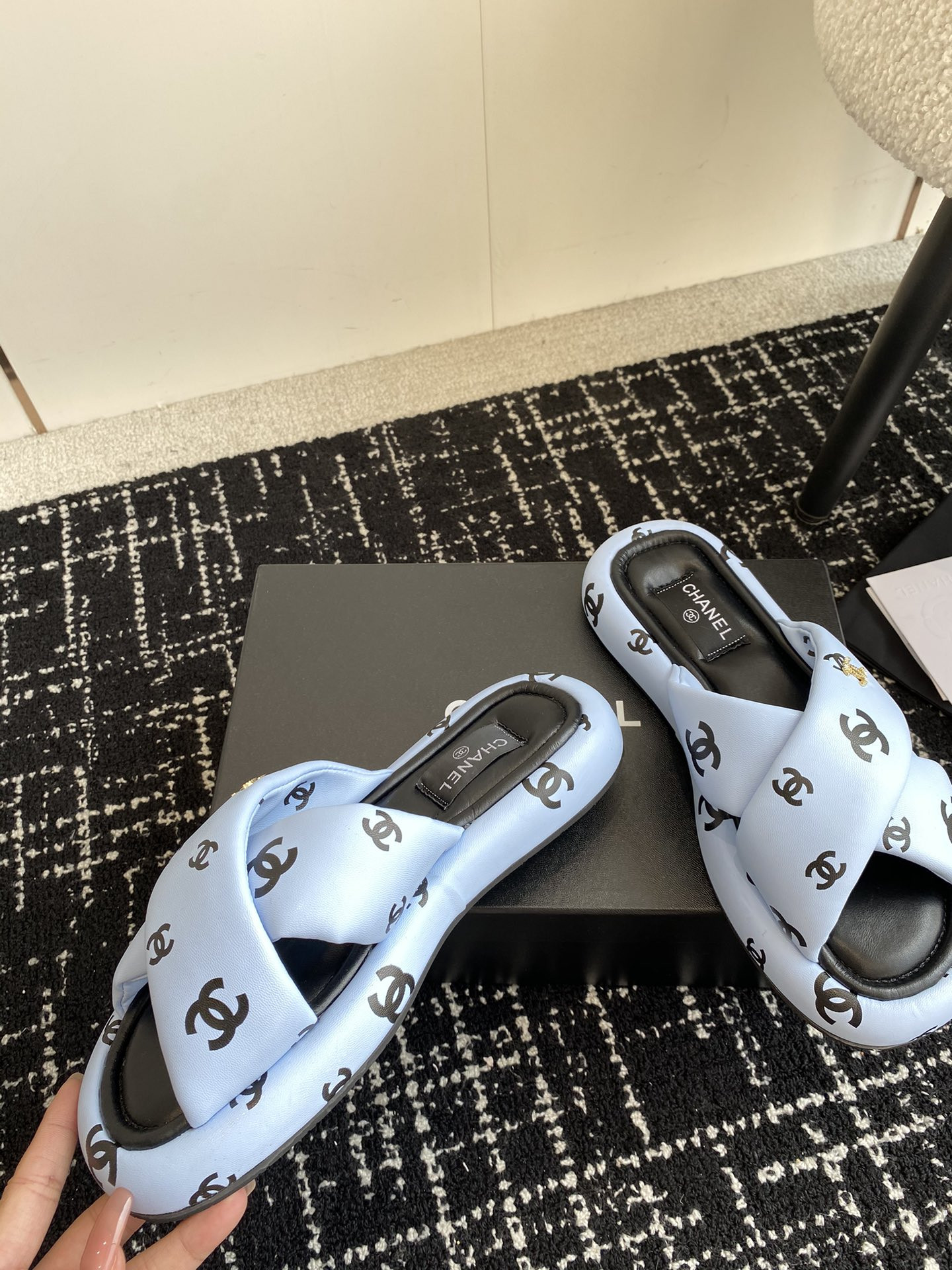 UA Ch*el SLIPPERS