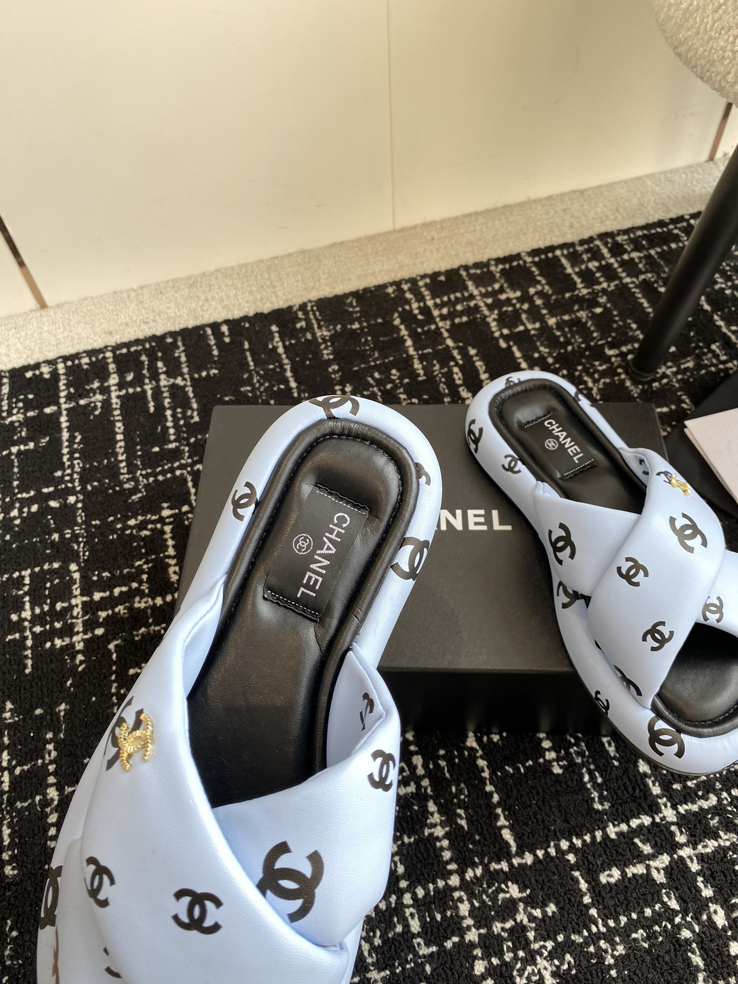 UA Ch*el SLIPPERS
