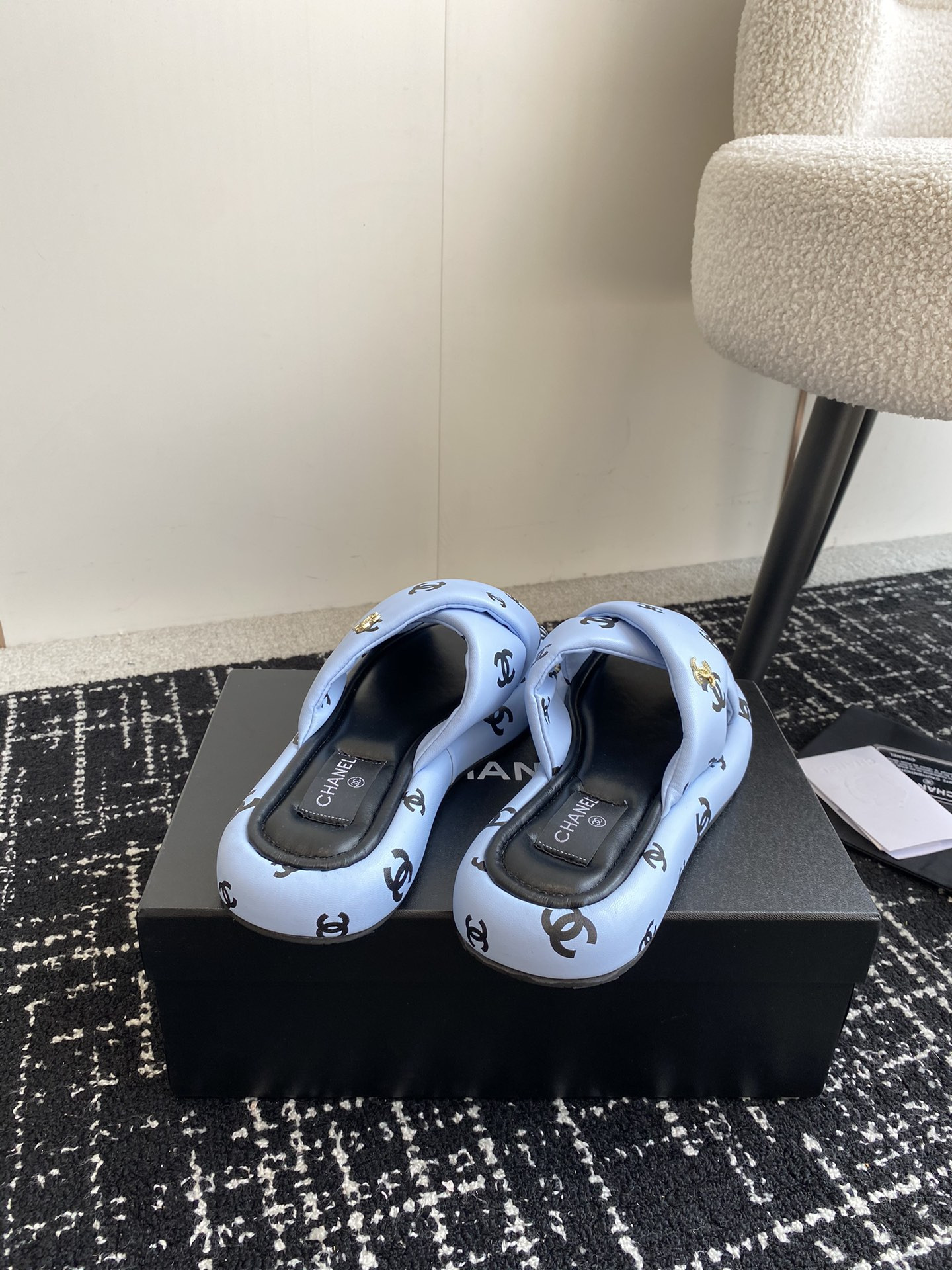 UA Ch*el SLIPPERS