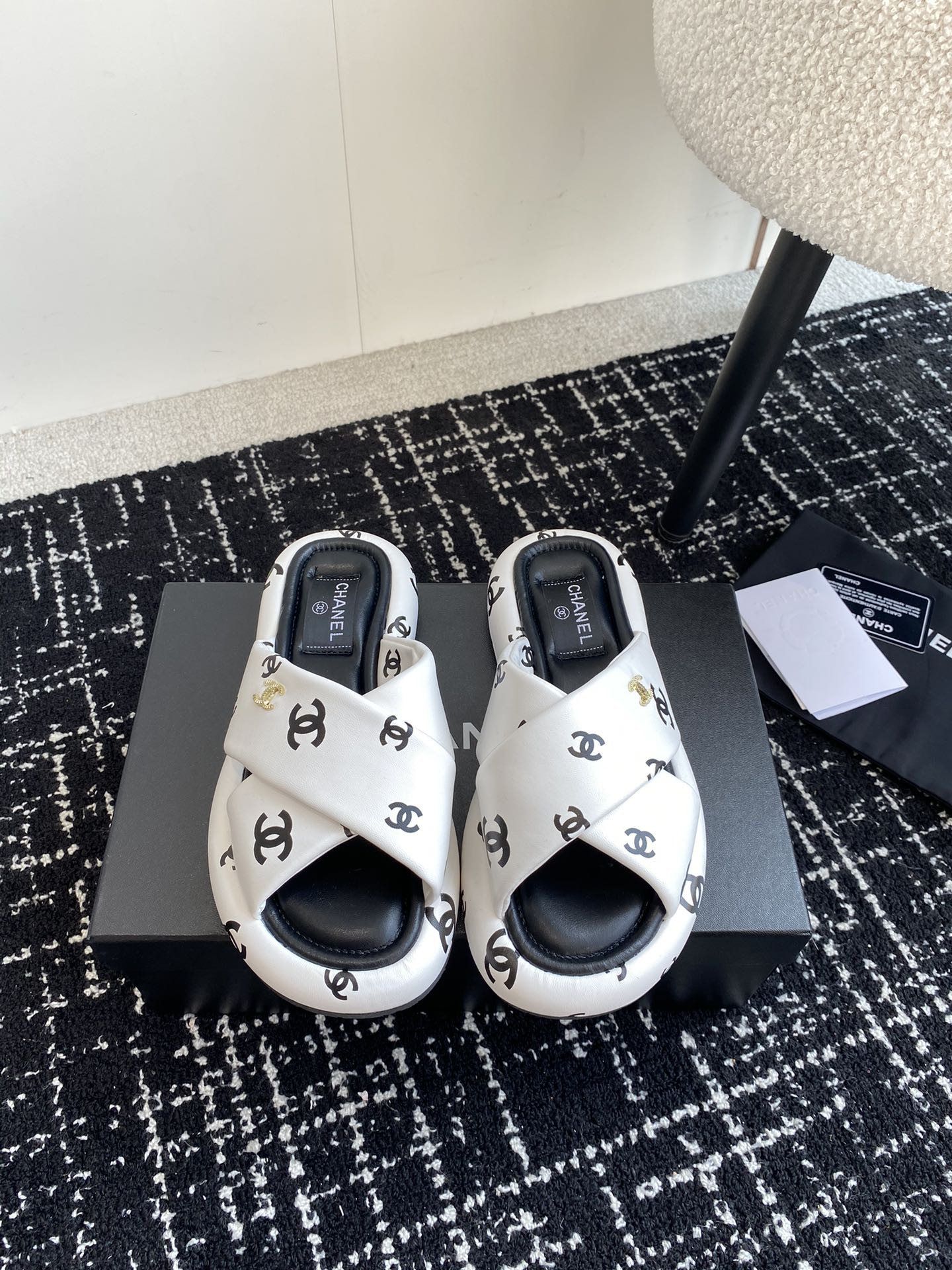 UA Ch*el SLIPPERS