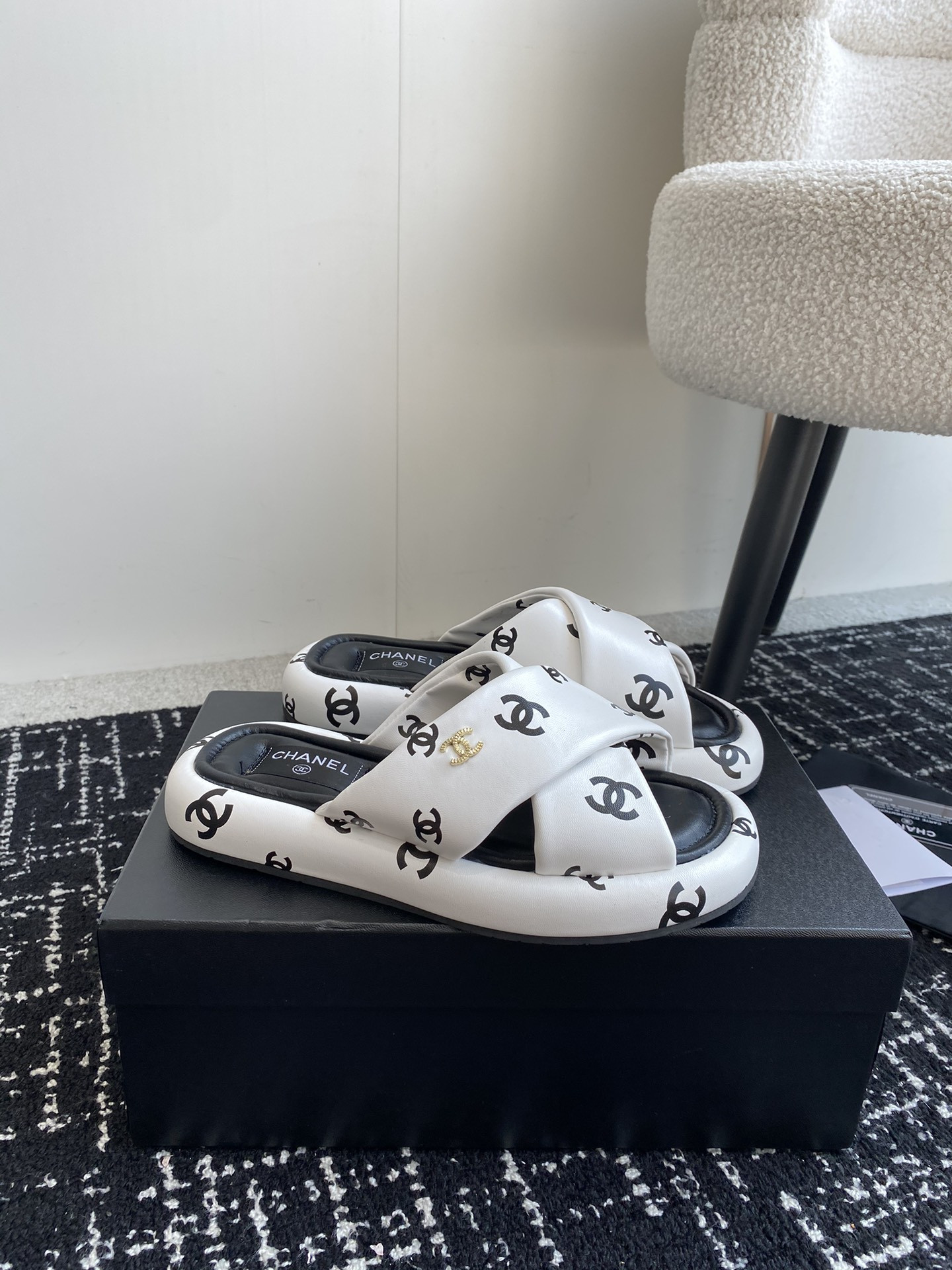 UA Ch*el SLIPPERS