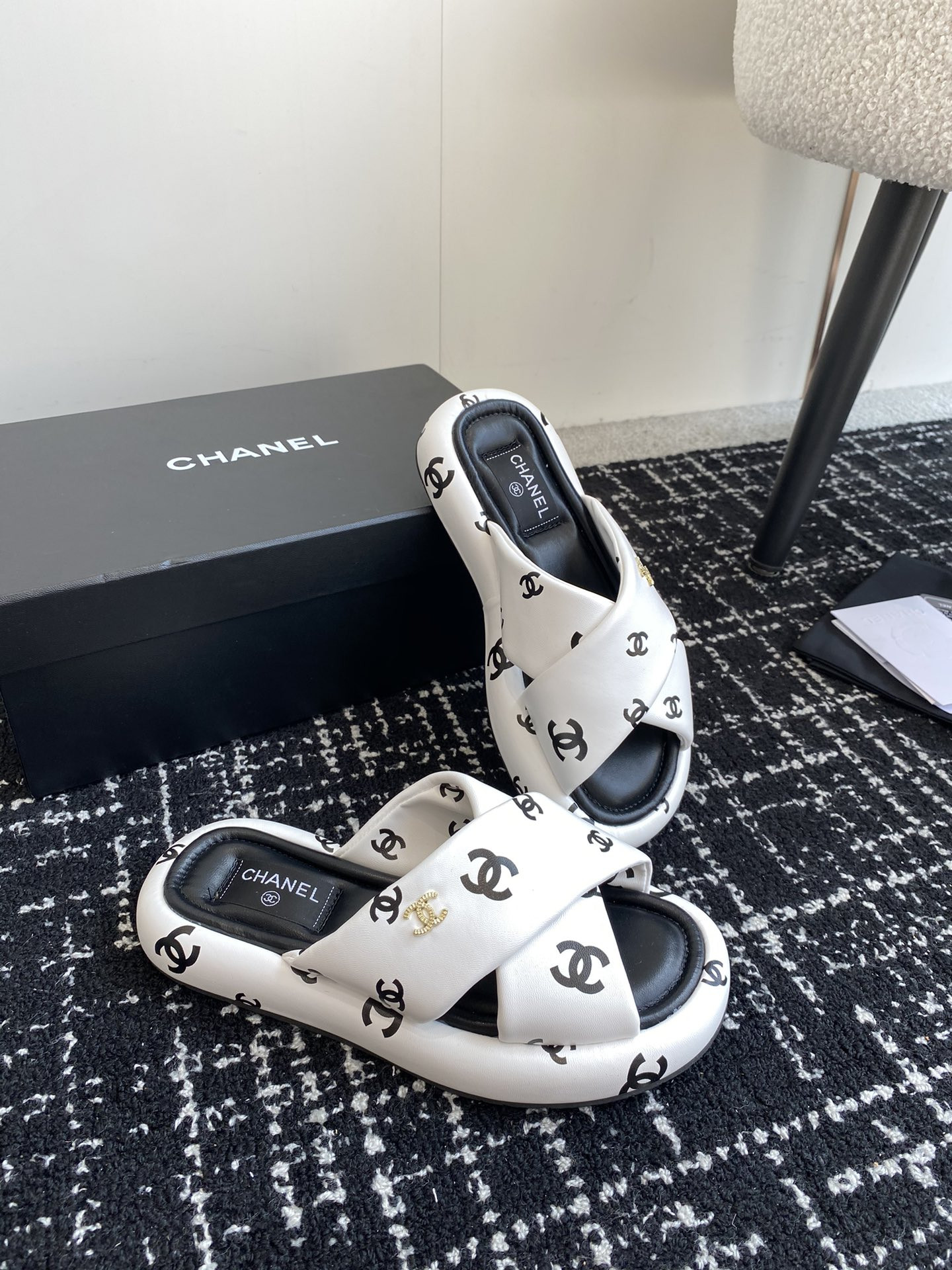UA Ch*el SLIPPERS
