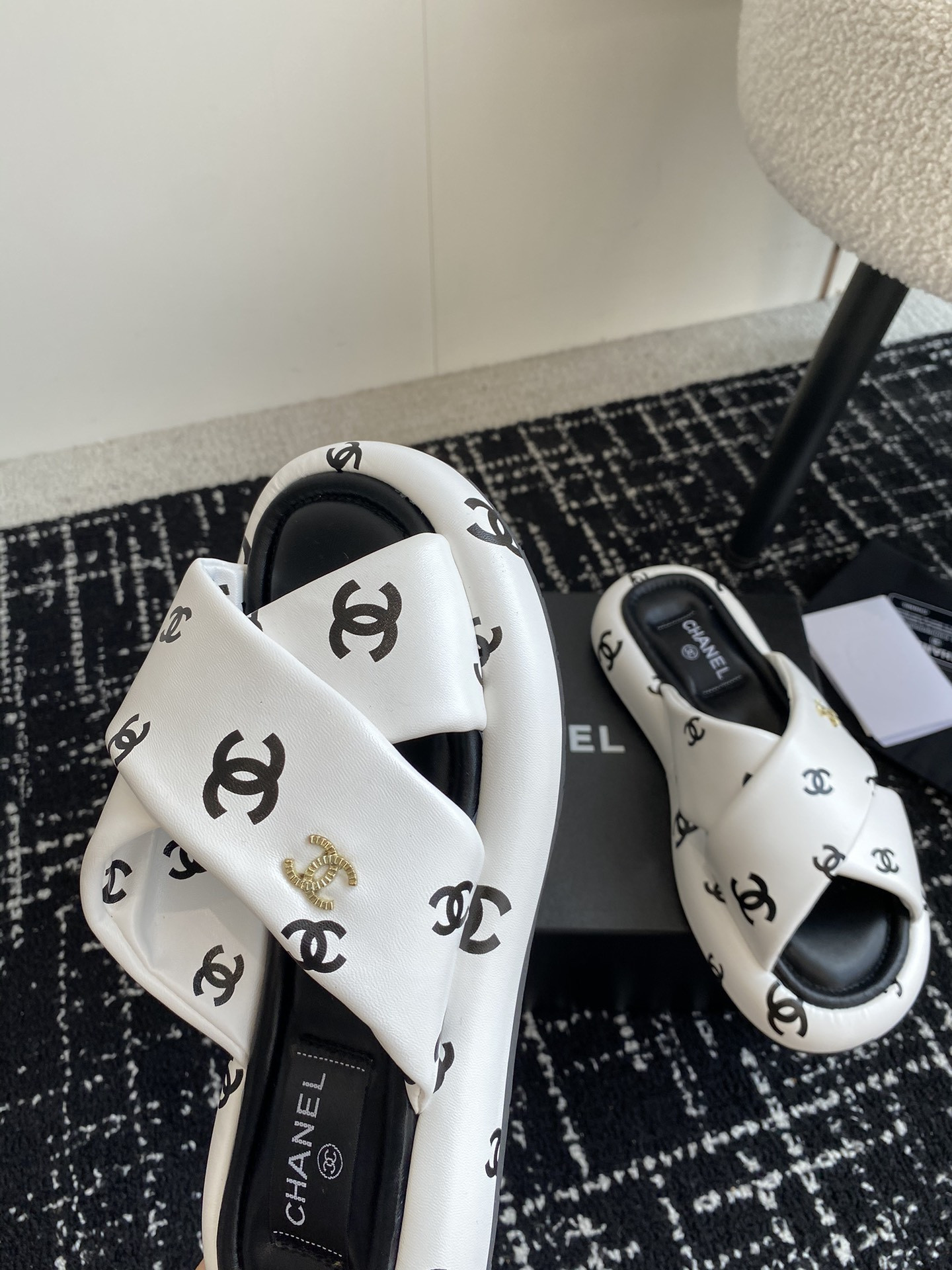 UA Ch*el SLIPPERS