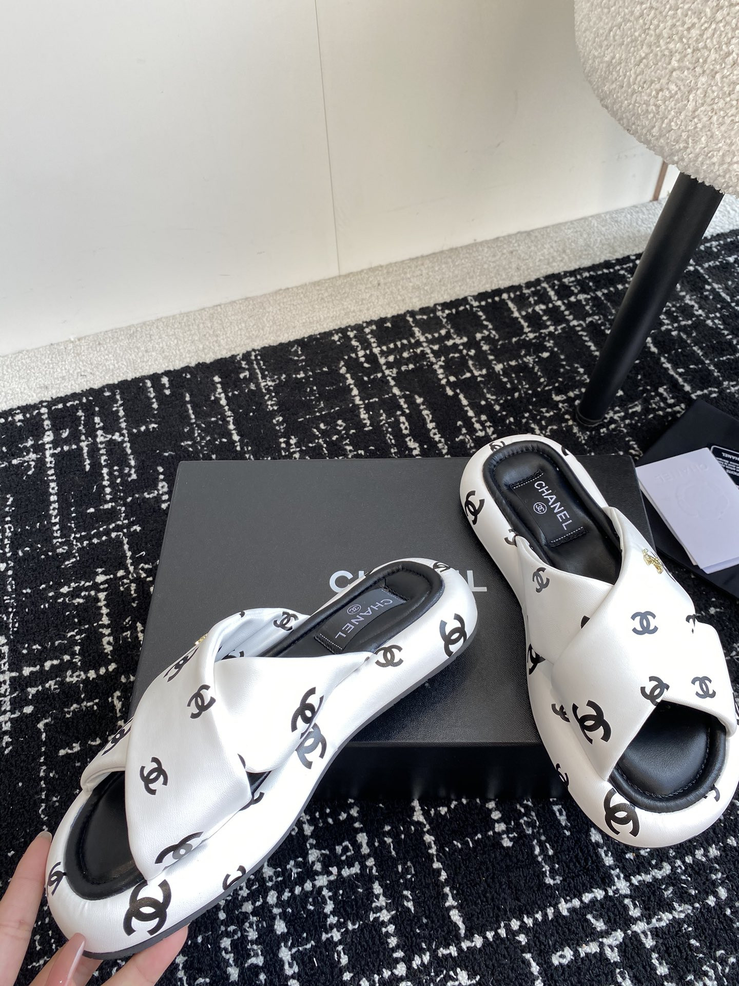 UA Ch*el SLIPPERS
