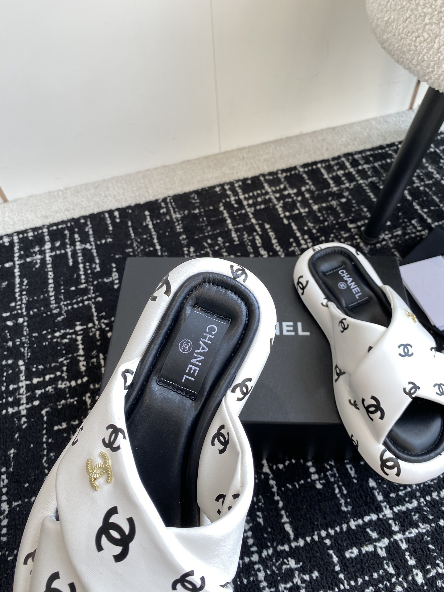 UA Ch*el SLIPPERS