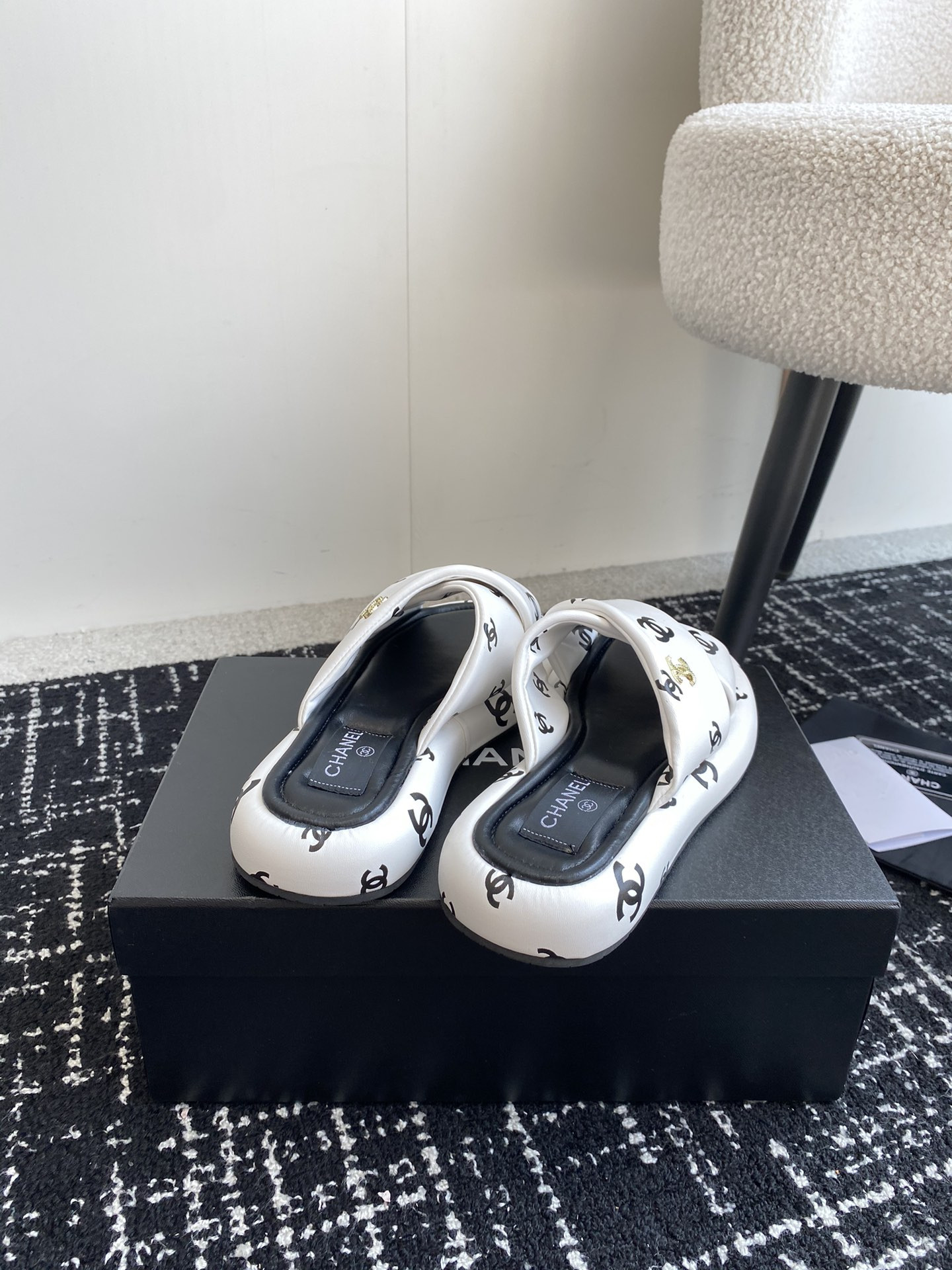 UA Ch*el SLIPPERS