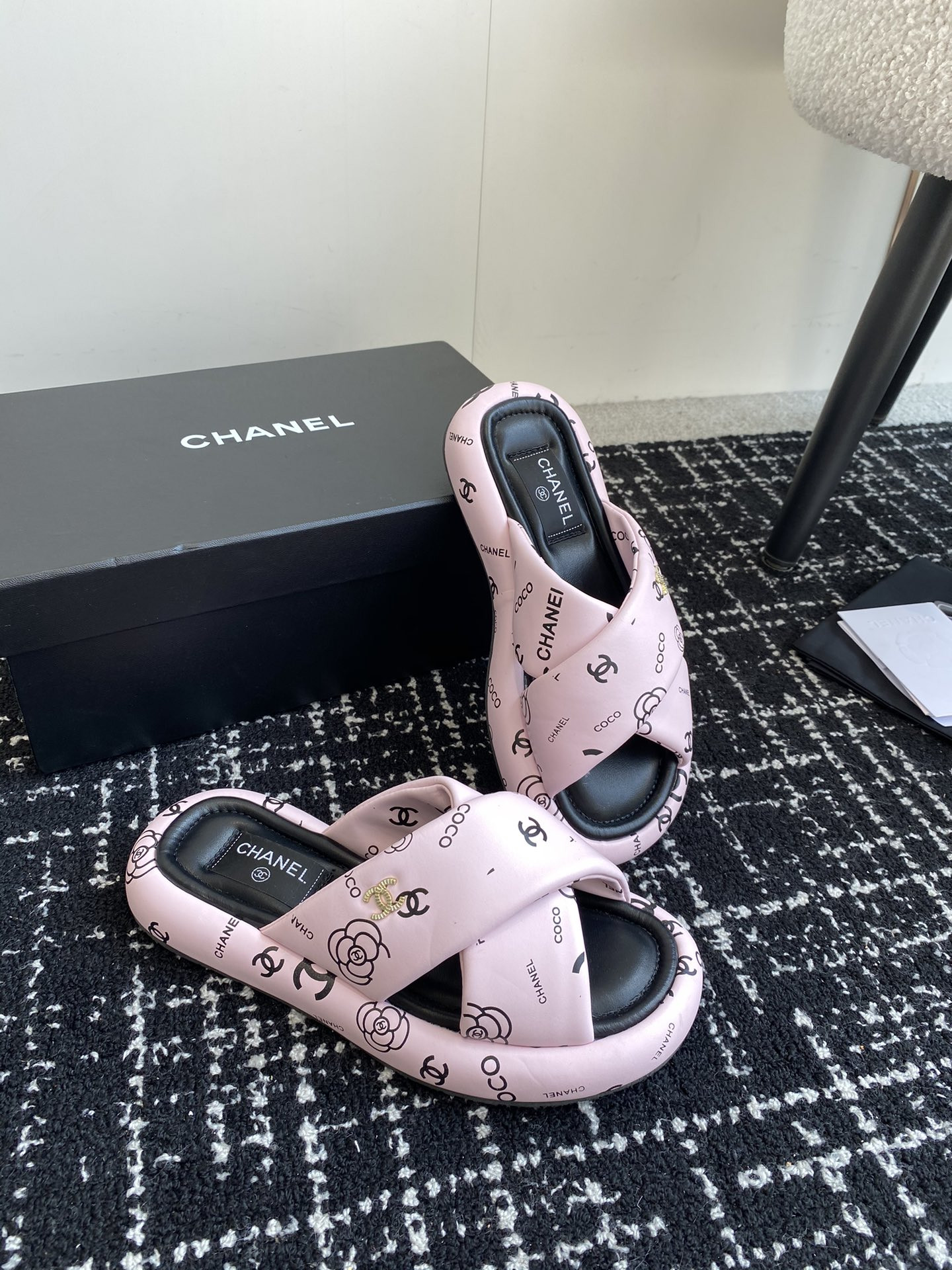 UA Ch*el SLIPPERS