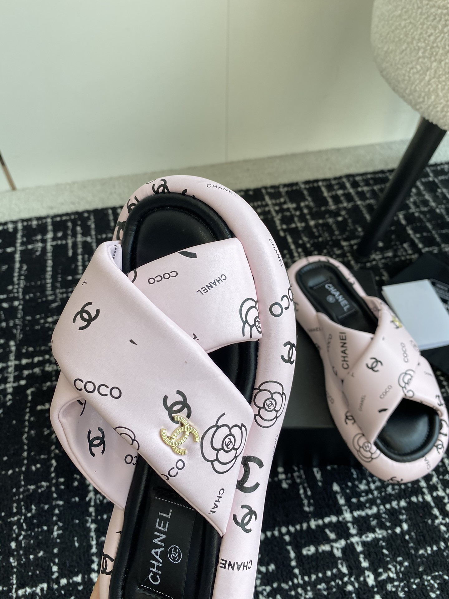 UA Ch*el SLIPPERS