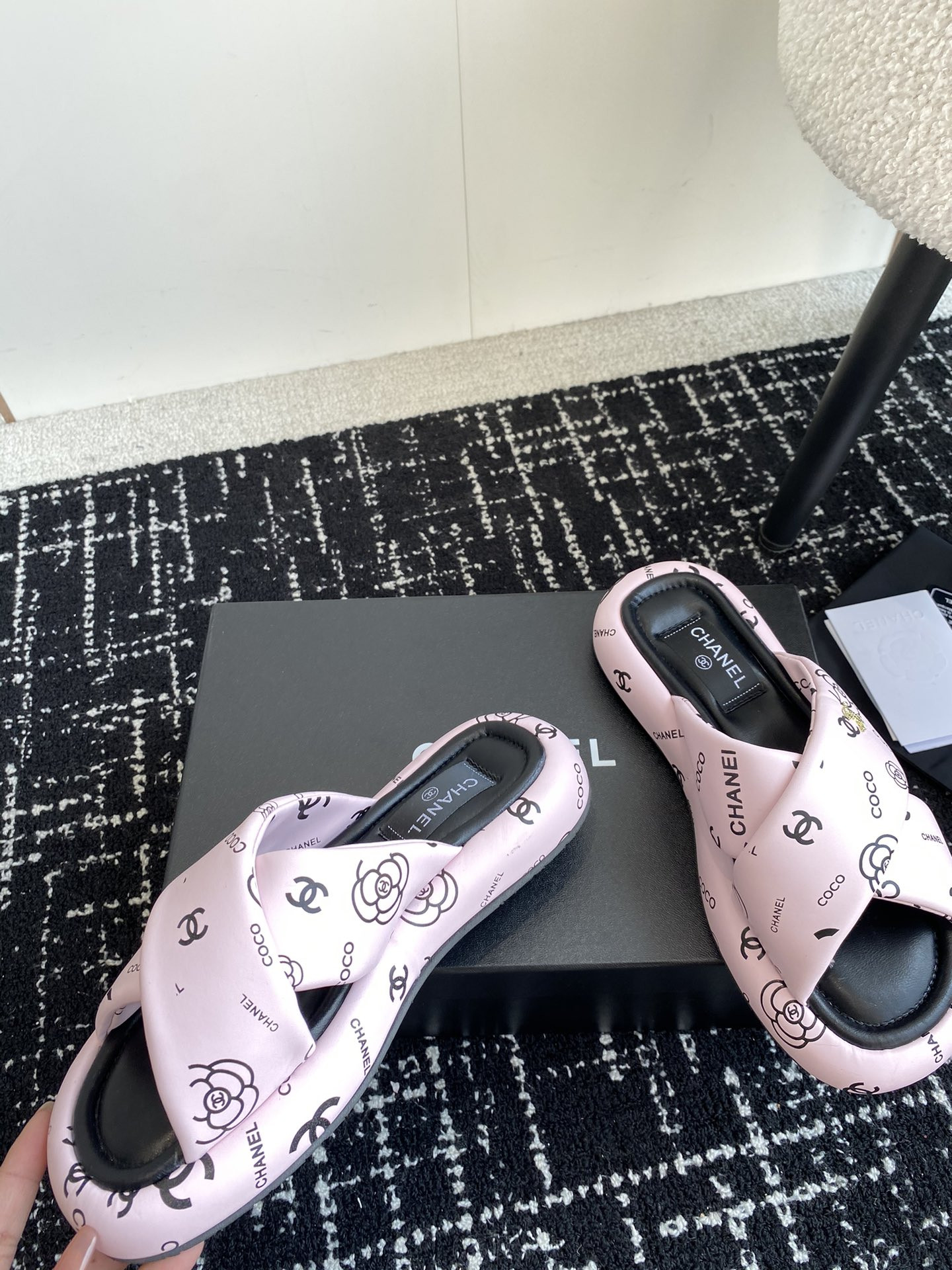 UA Ch*el SLIPPERS