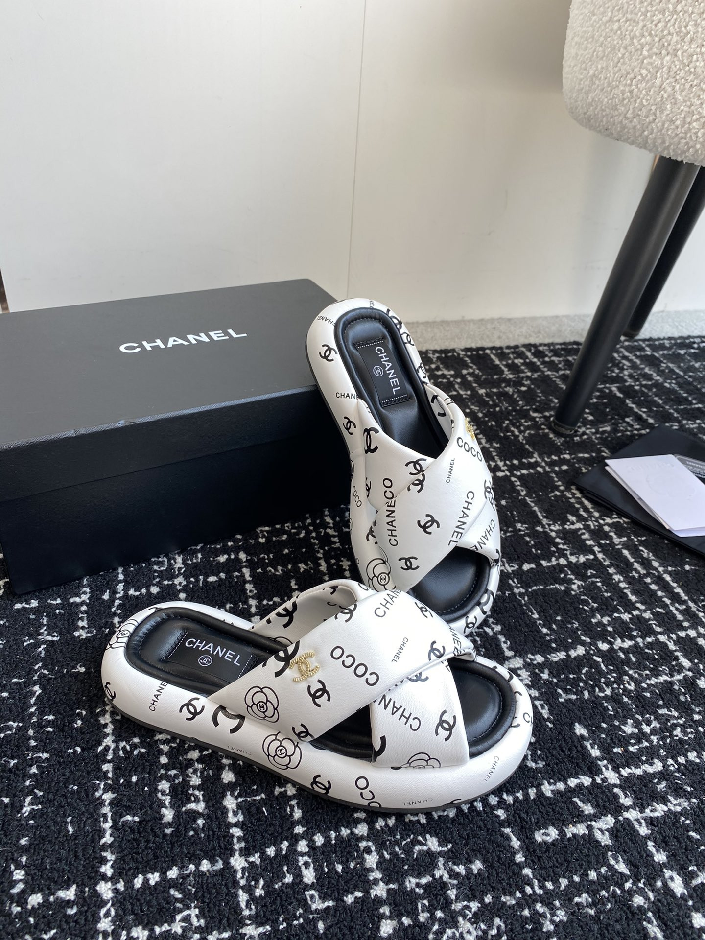 UA Ch*el SLIPPERS
