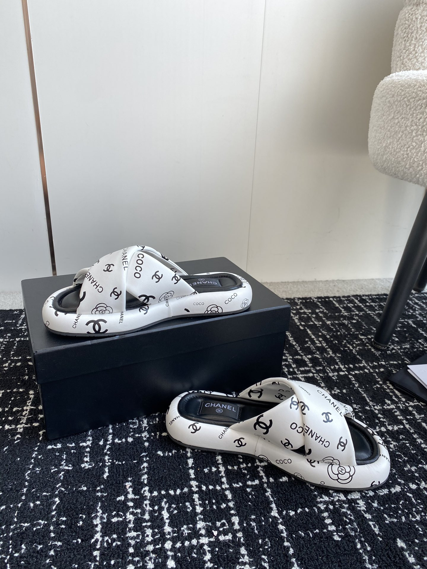UA Ch*el SLIPPERS