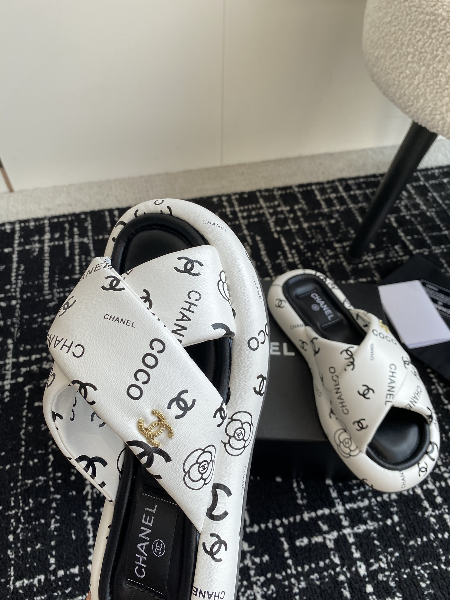 UA Ch*el SLIPPERS