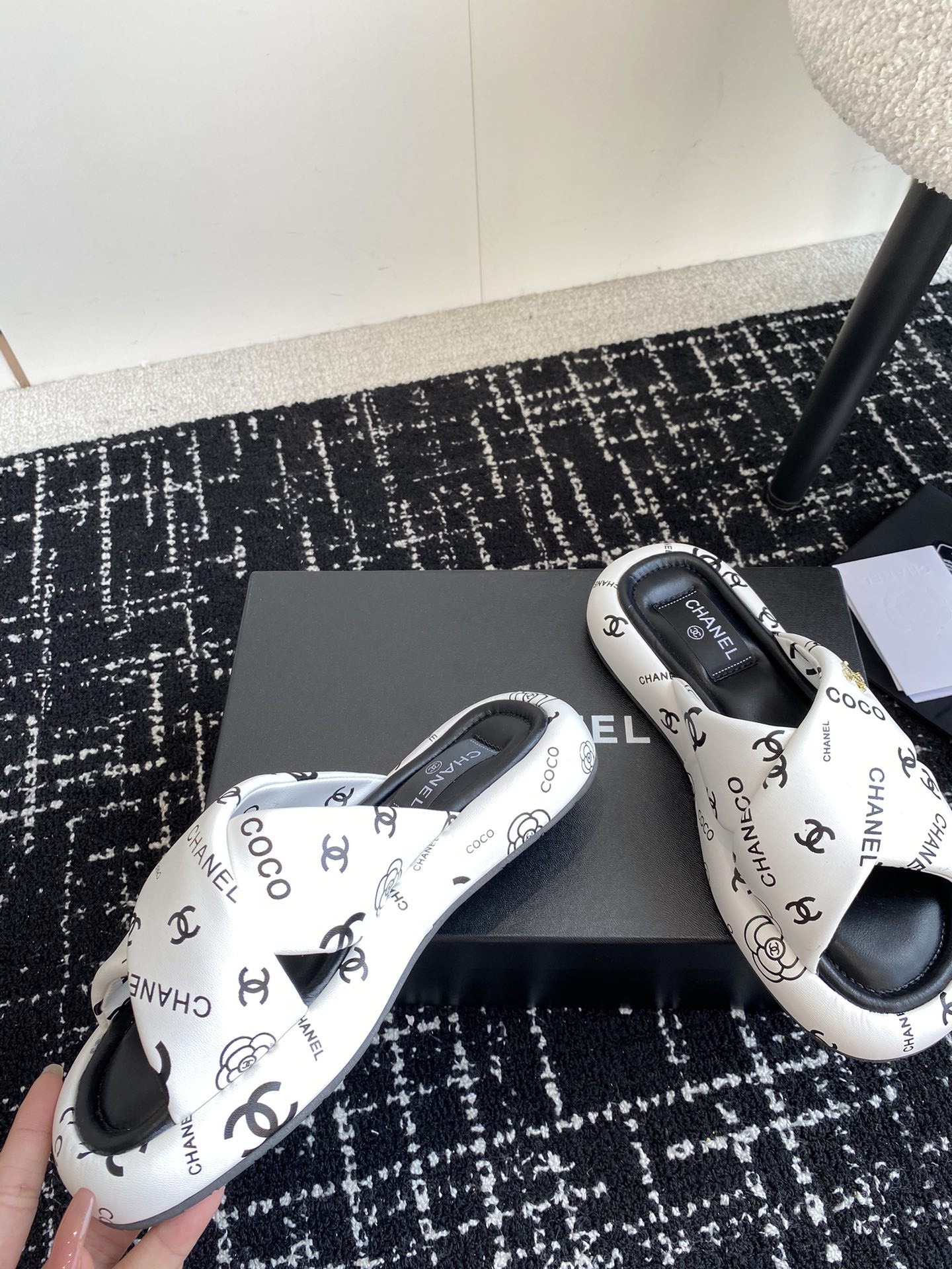 UA Ch*el SLIPPERS