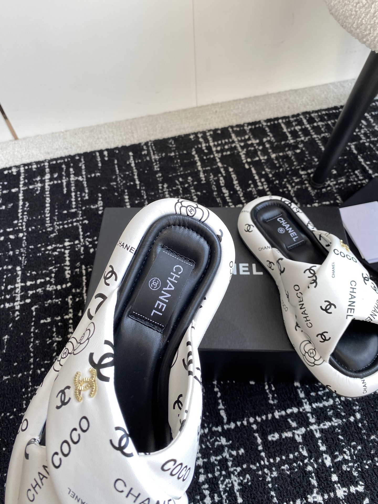 UA Ch*el SLIPPERS