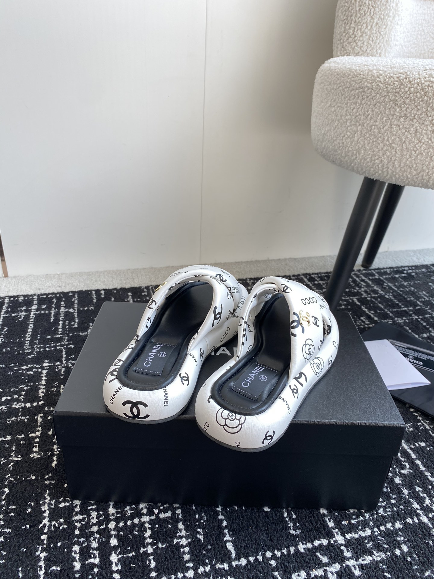 UA Ch*el SLIPPERS