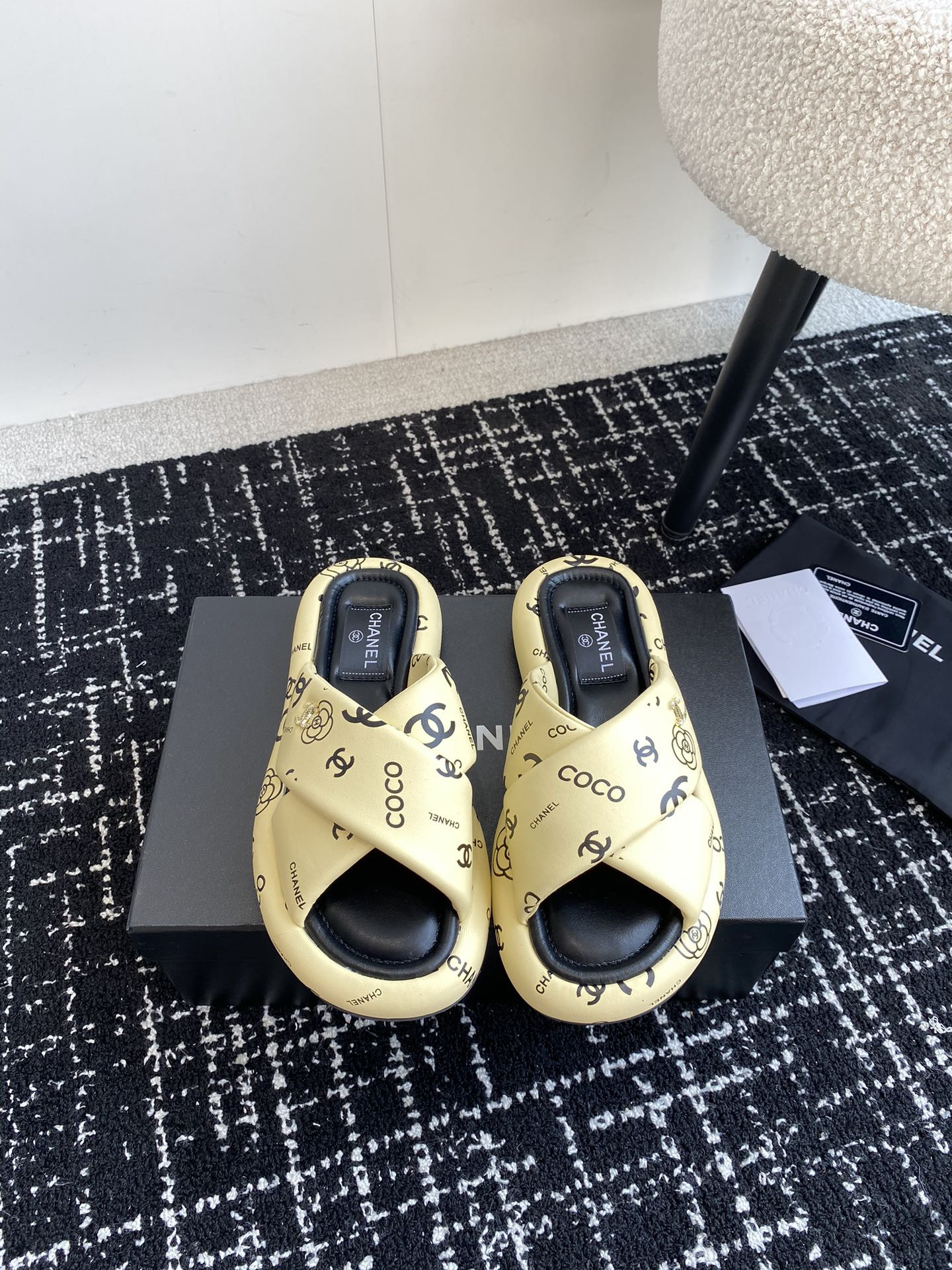 UA Ch*el SLIPPERS