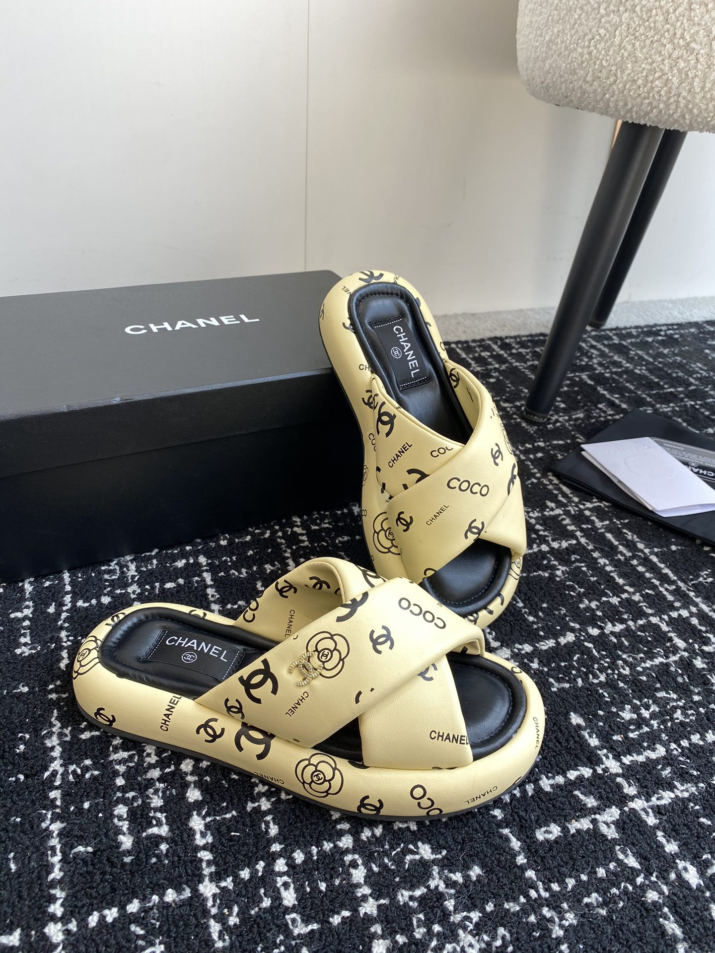 UA Ch*el SLIPPERS