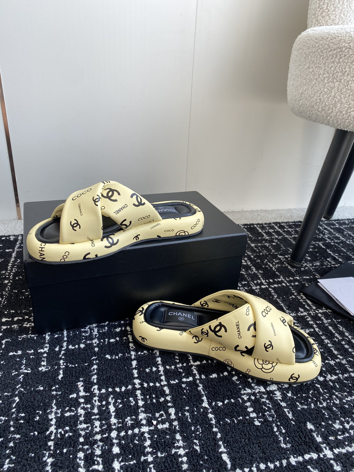 UA Ch*el SLIPPERS