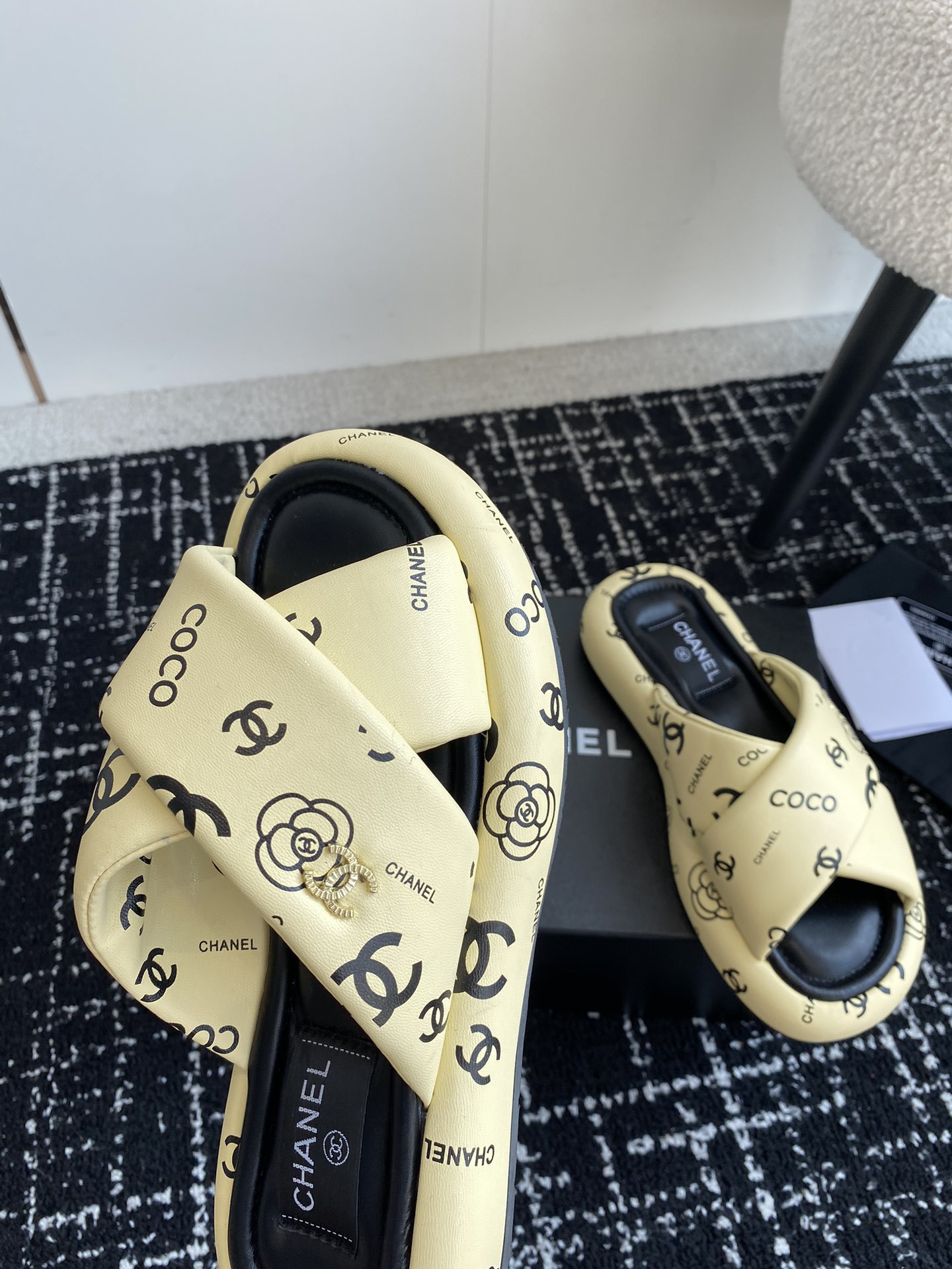 UA Ch*el SLIPPERS