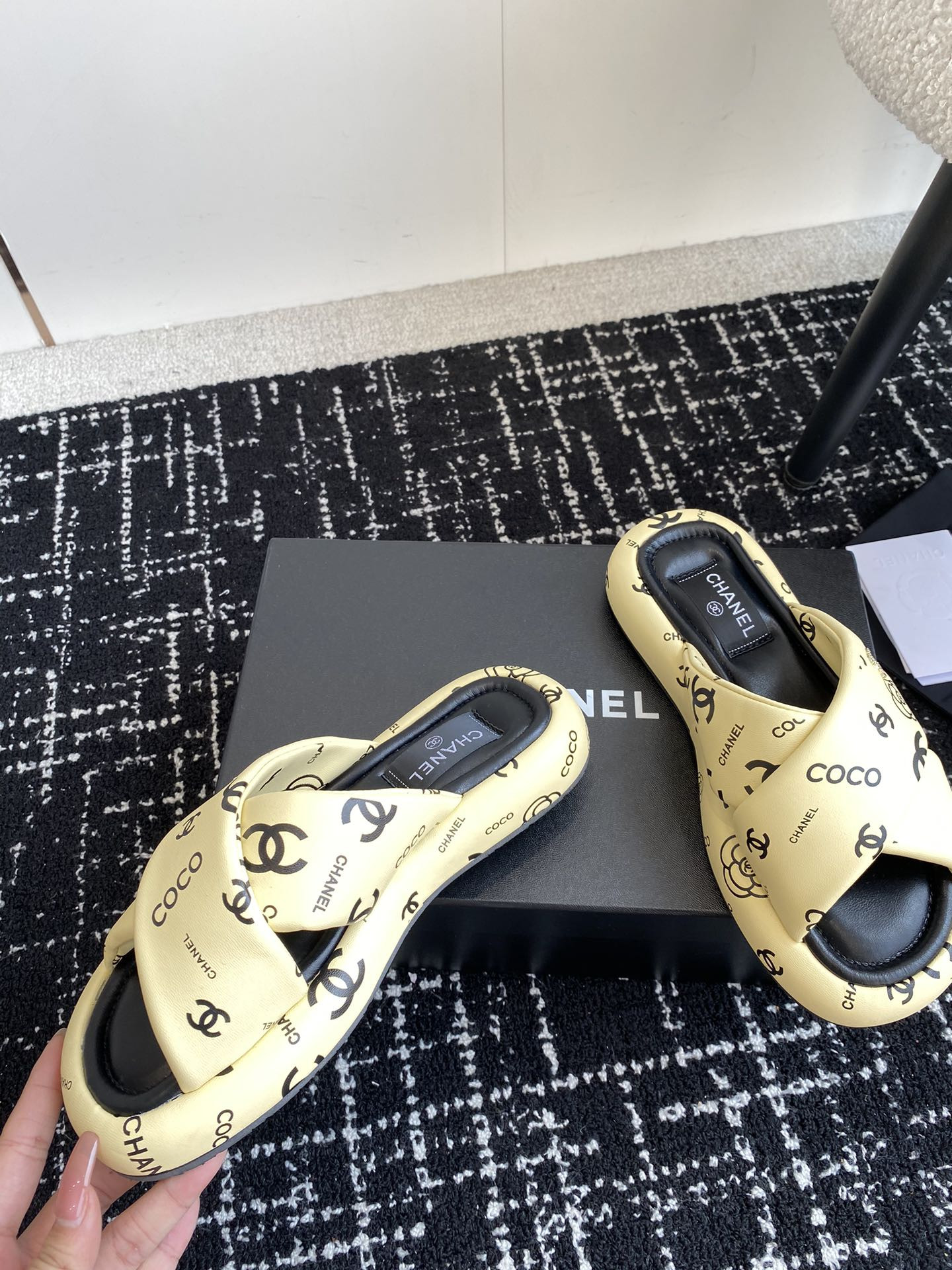 UA Ch*el SLIPPERS