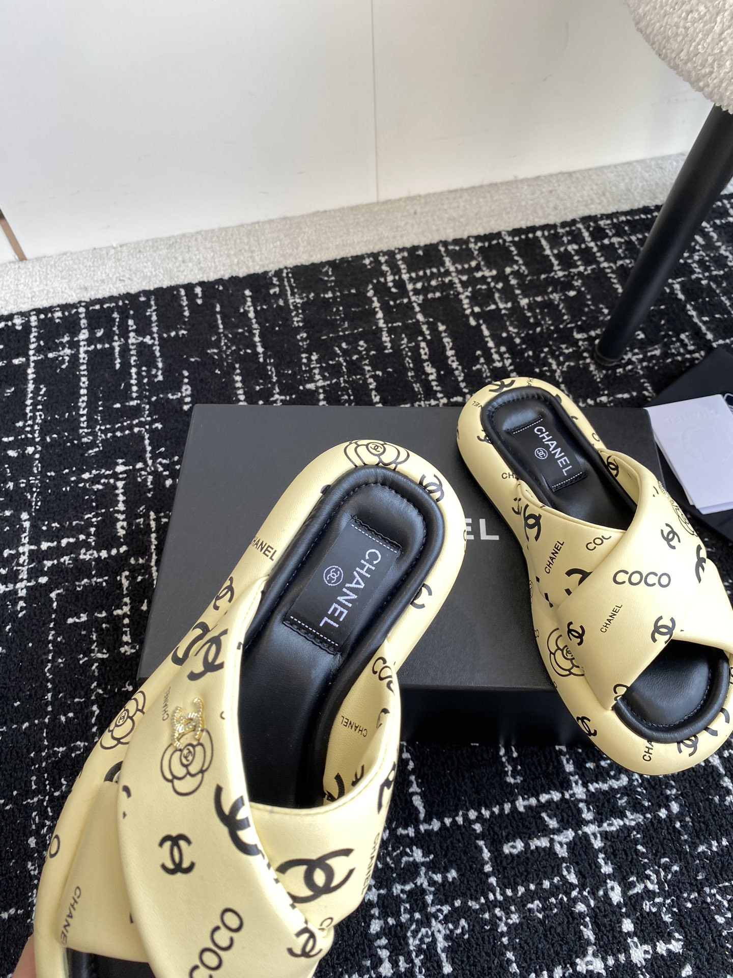 UA Ch*el SLIPPERS
