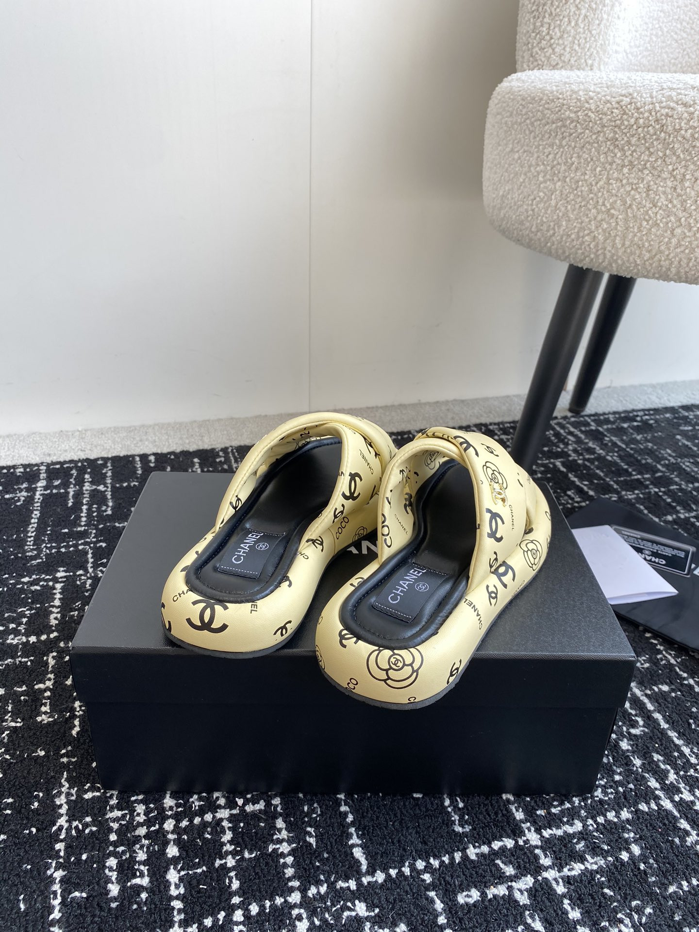 UA Ch*el SLIPPERS