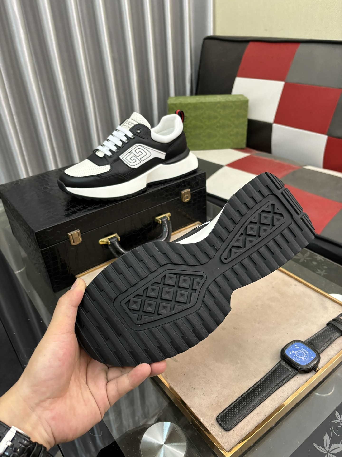 UA G*u*i RUN SNEAKER
