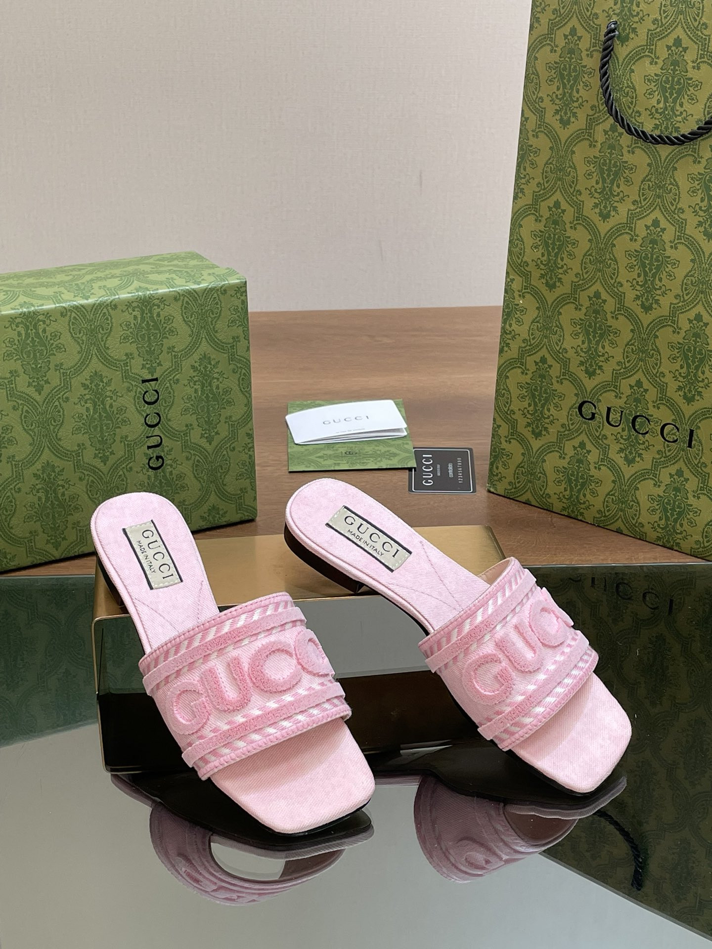 UA G*u*i WOMEN