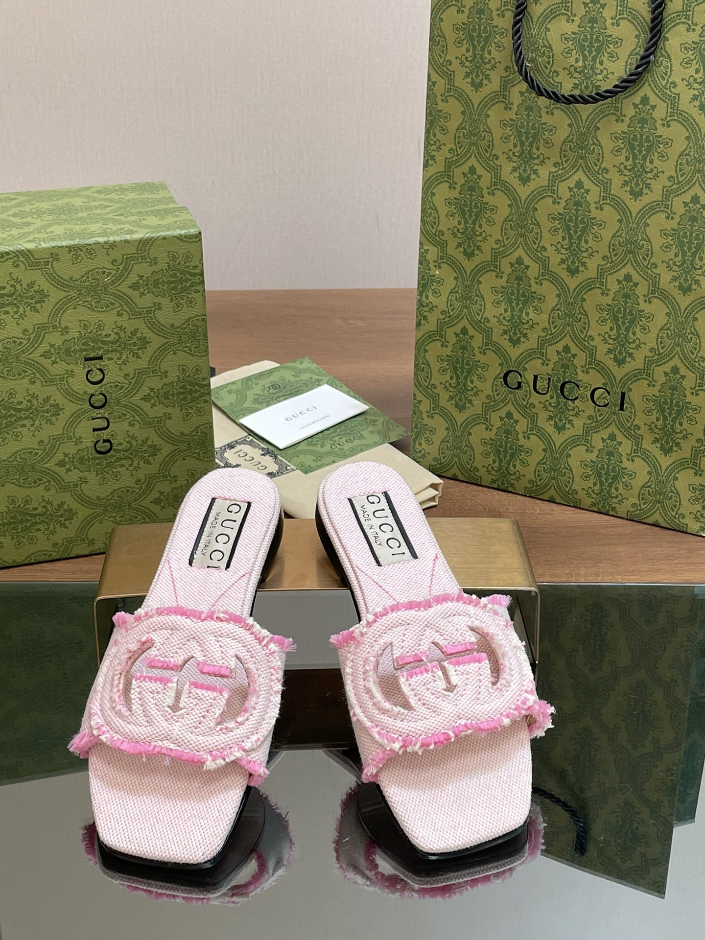 UA G*u*i WOMEN