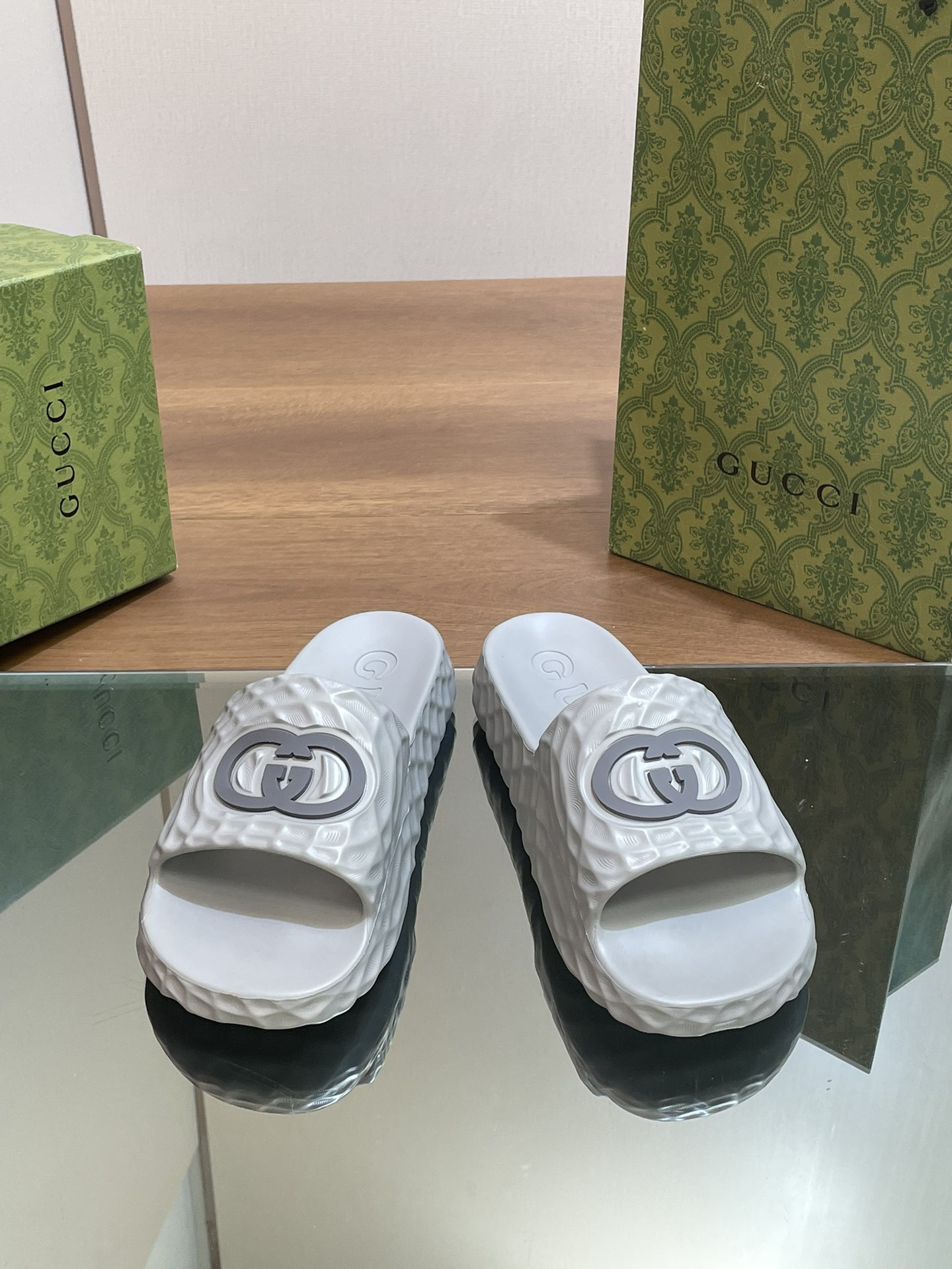 UA G*u*i INTERLOCKING G SLIDE SANDAL Gray